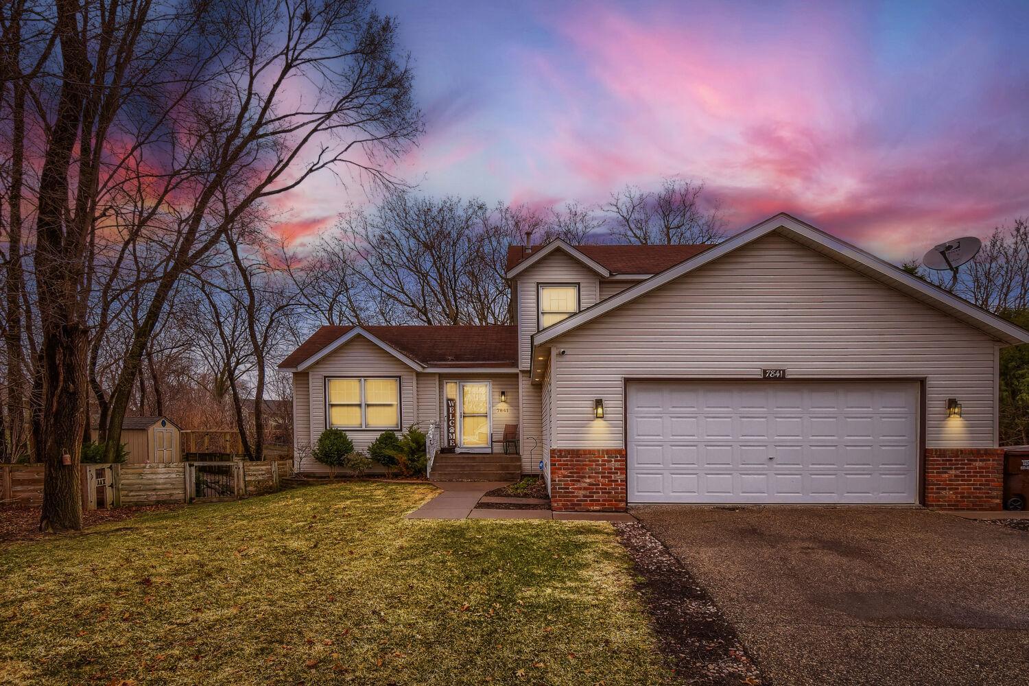 7841 Corey Pa, Inver Grove Heights, MN 55076