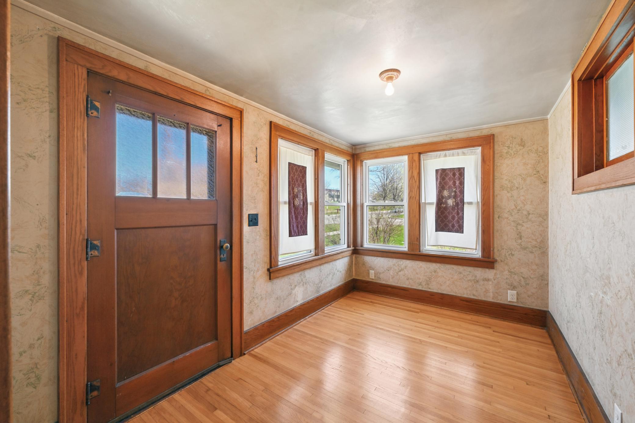 1028 10th St E, Glencoe, MN 55336