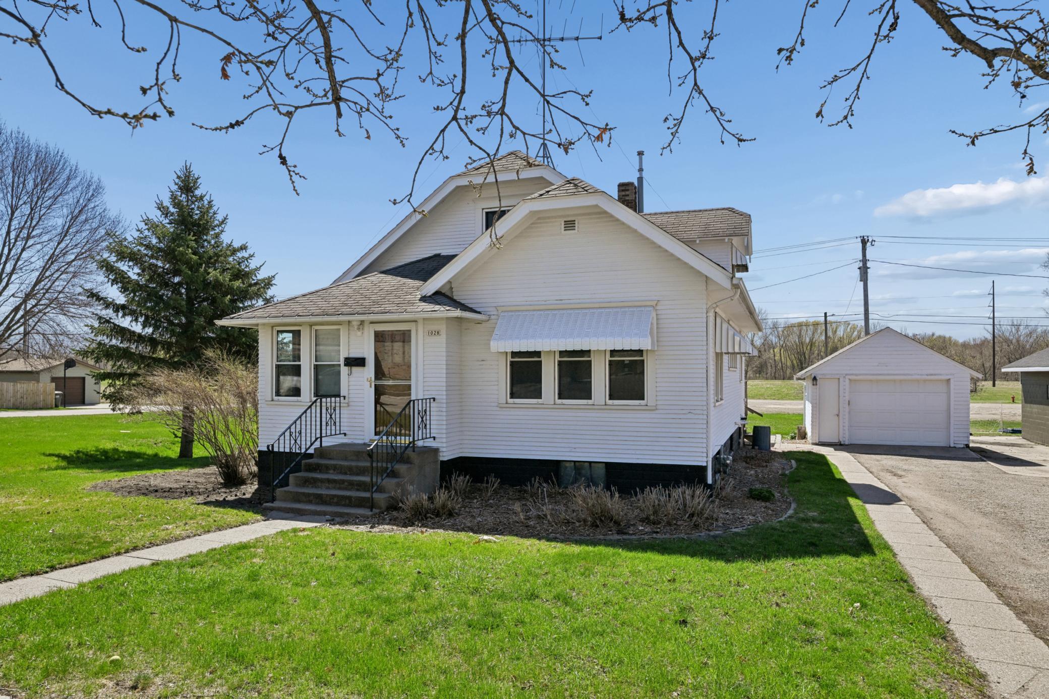 1028 10th St E, Glencoe, MN 55336