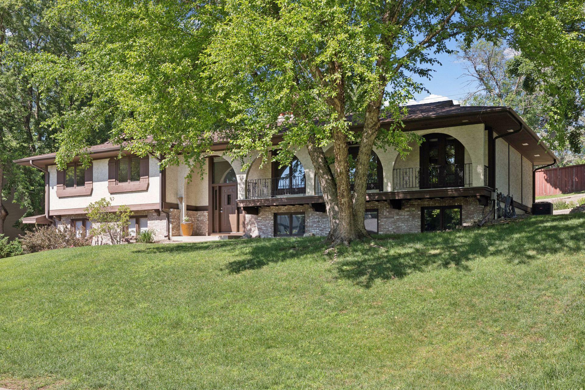 1815 Noble Dr N, Golden Valley, MN 55422