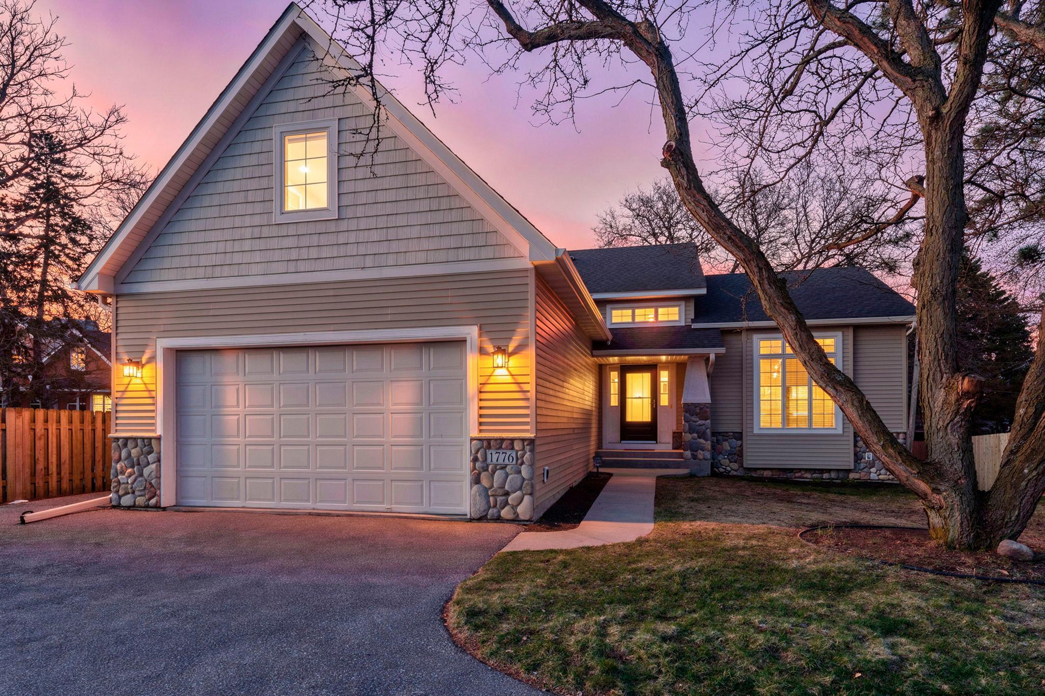 1776 Mcmenemy St, Maplewood, MN 55117