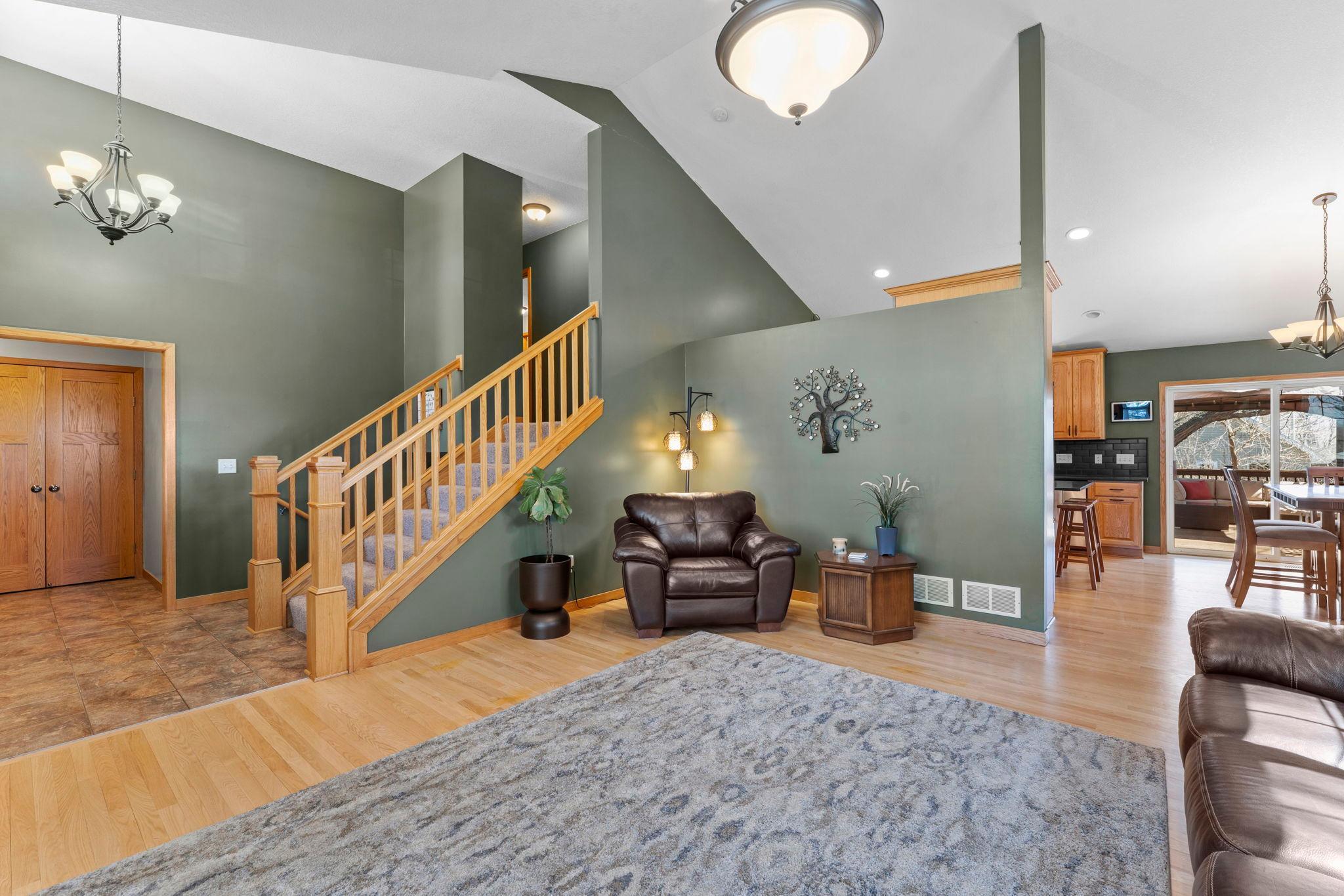 1776 Mcmenemy St, Maplewood, MN 55117