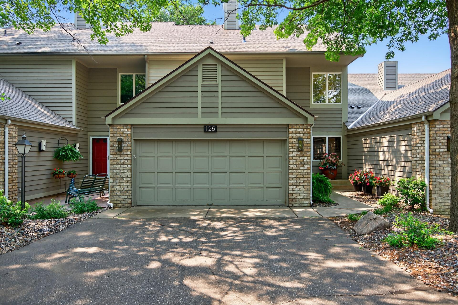 125 Wildwood Bay Dr, Mahtomedi, MN 55115