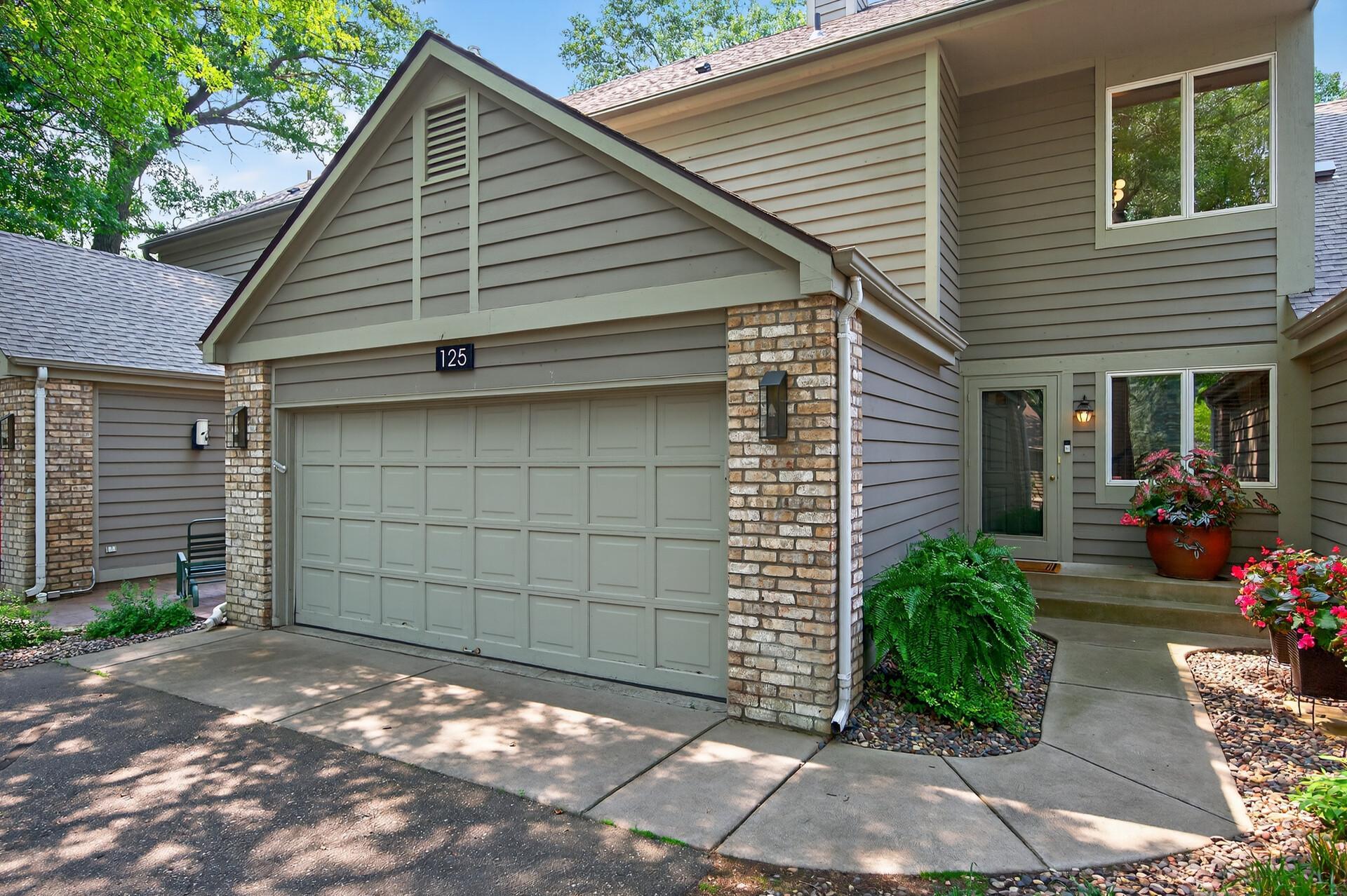 125 Wildwood Bay Dr, Mahtomedi, MN 55115