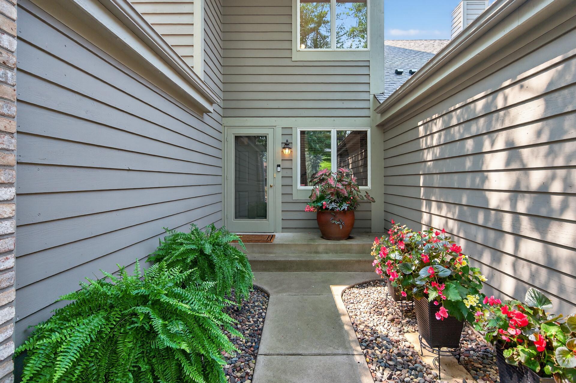 125 Wildwood Bay Dr, Mahtomedi, MN 55115