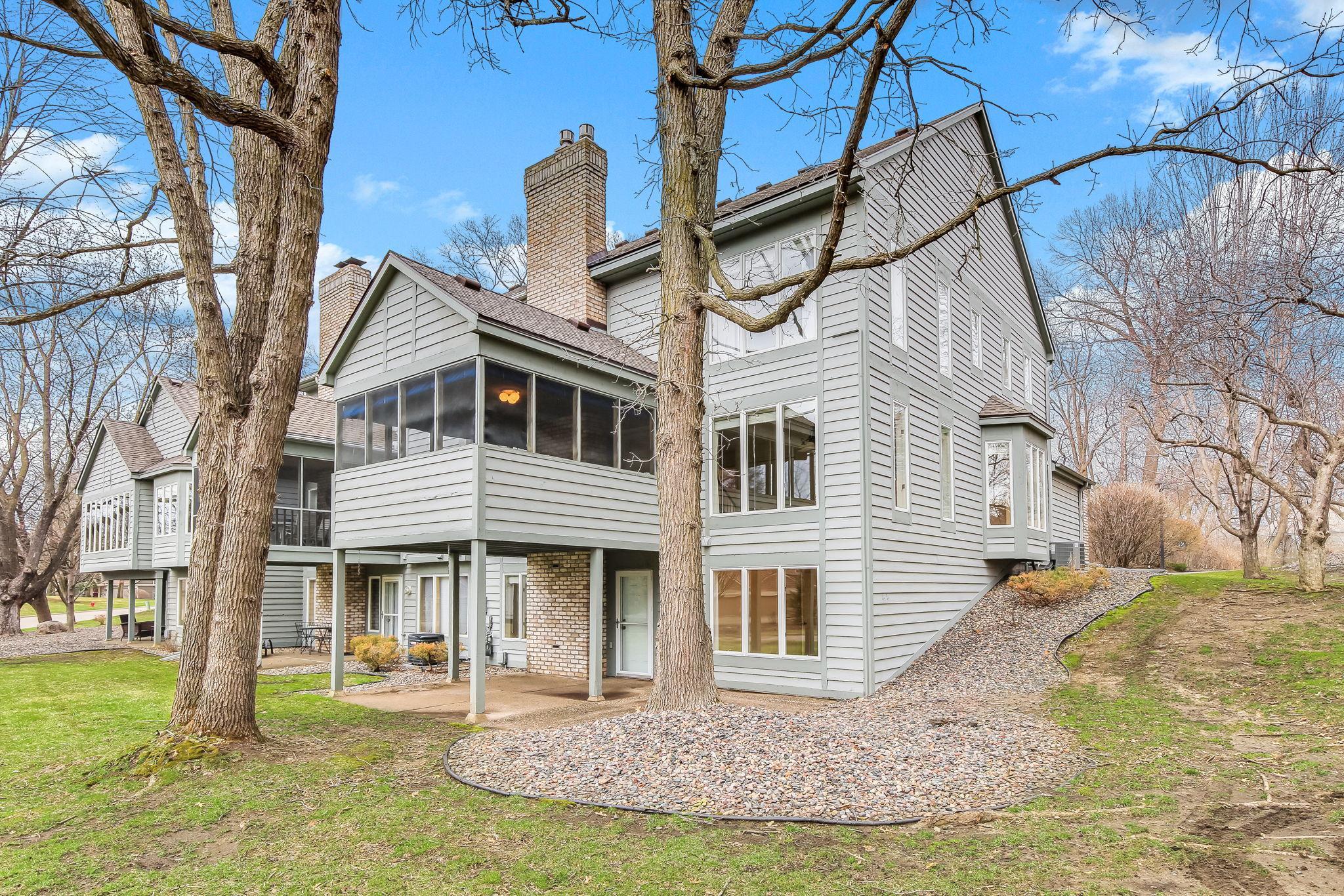101 Wildwood Bay Dr, Mahtomedi, MN 55115