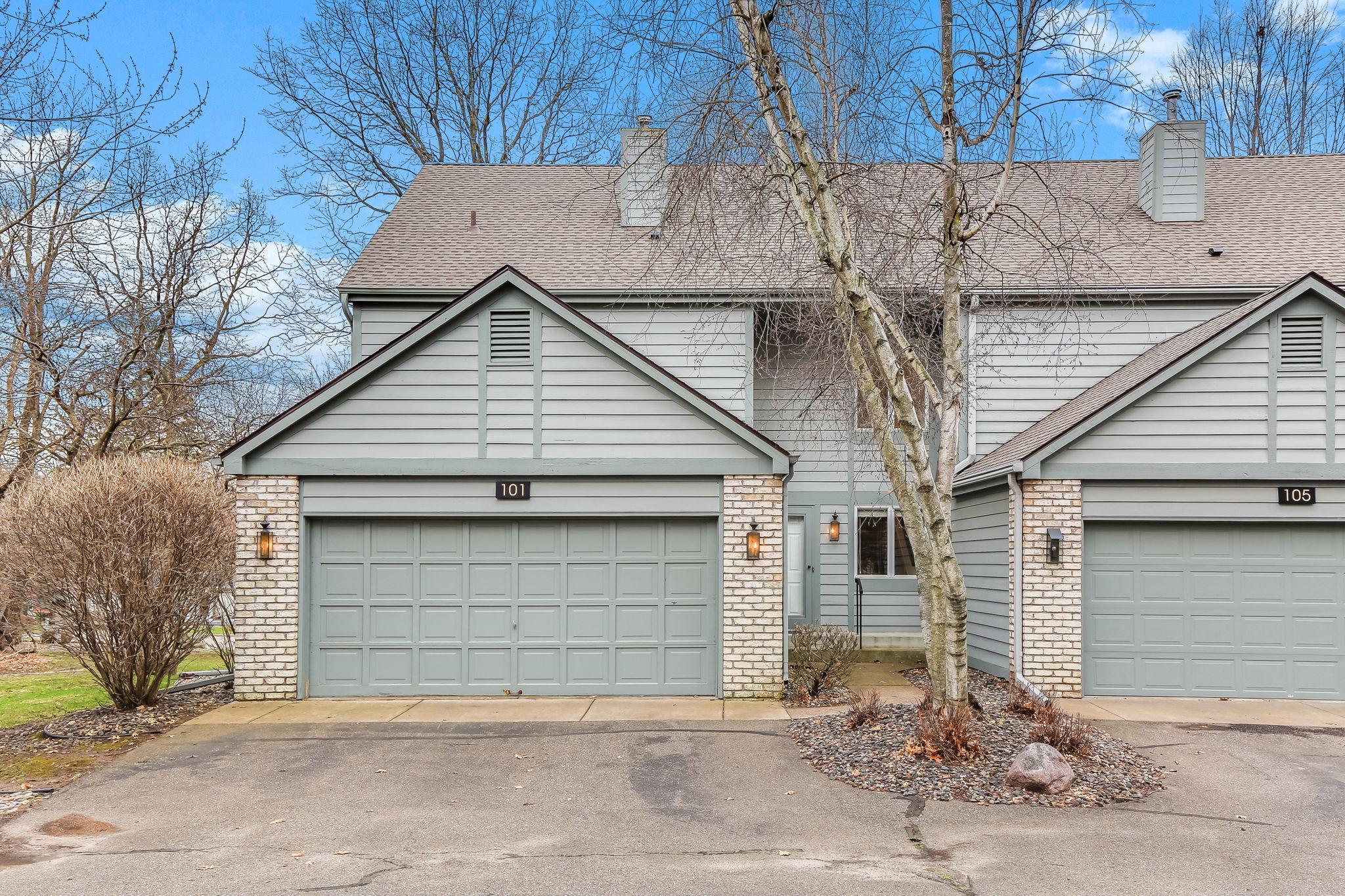 101 Wildwood Bay Dr, Mahtomedi, MN 55115