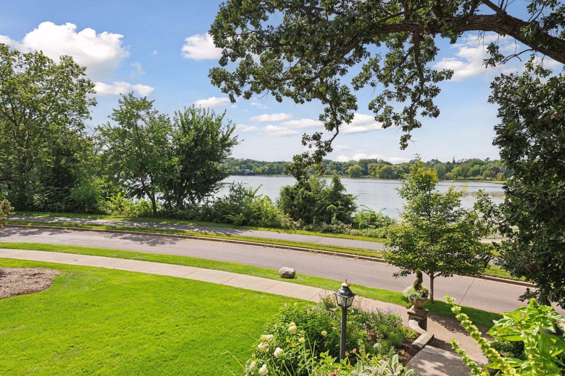 2308 W Lake Of The Isles Pw, Minneapolis, MN 55405