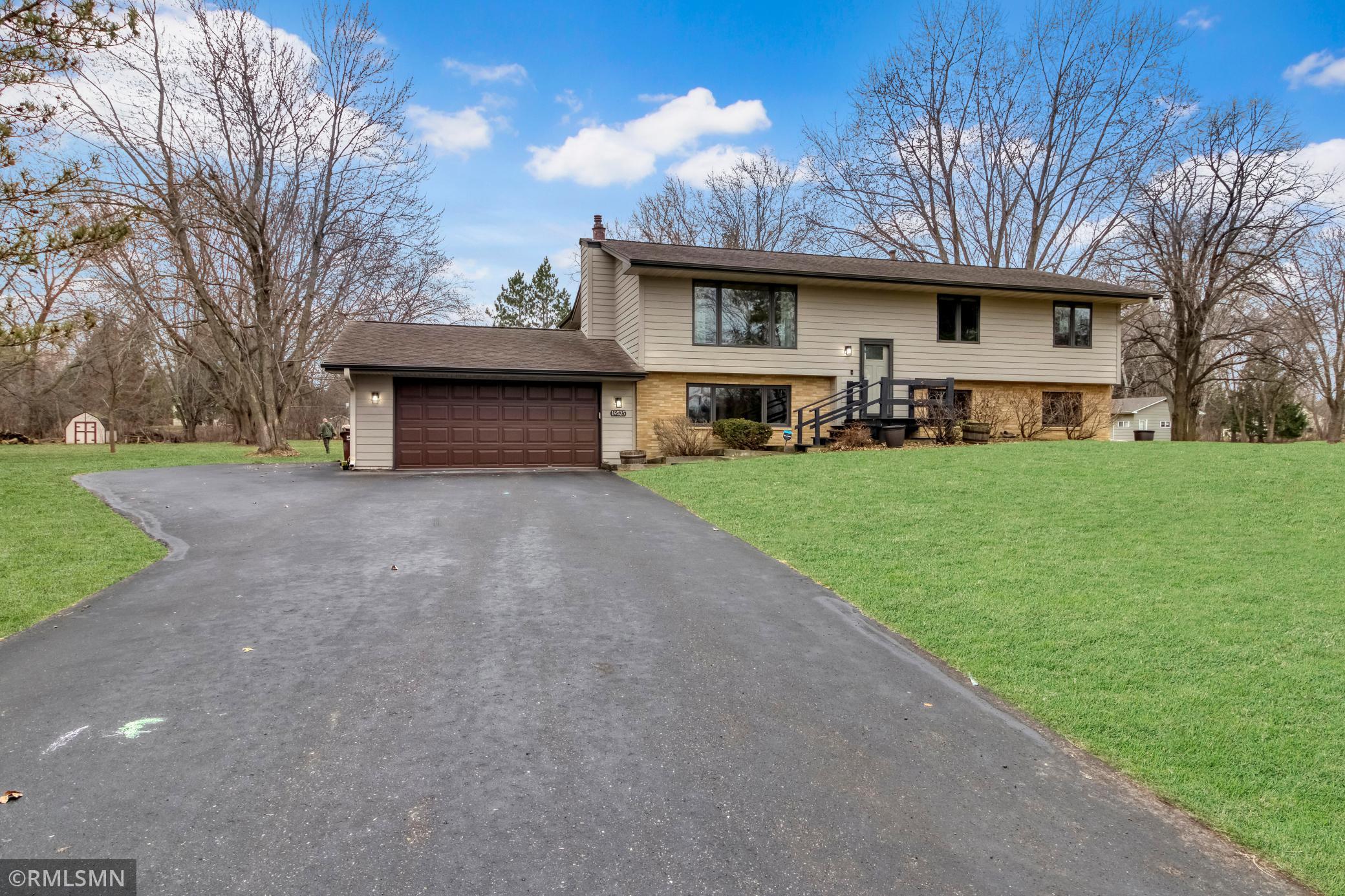 19525 Country Cir E, Corcoran, MN 55374