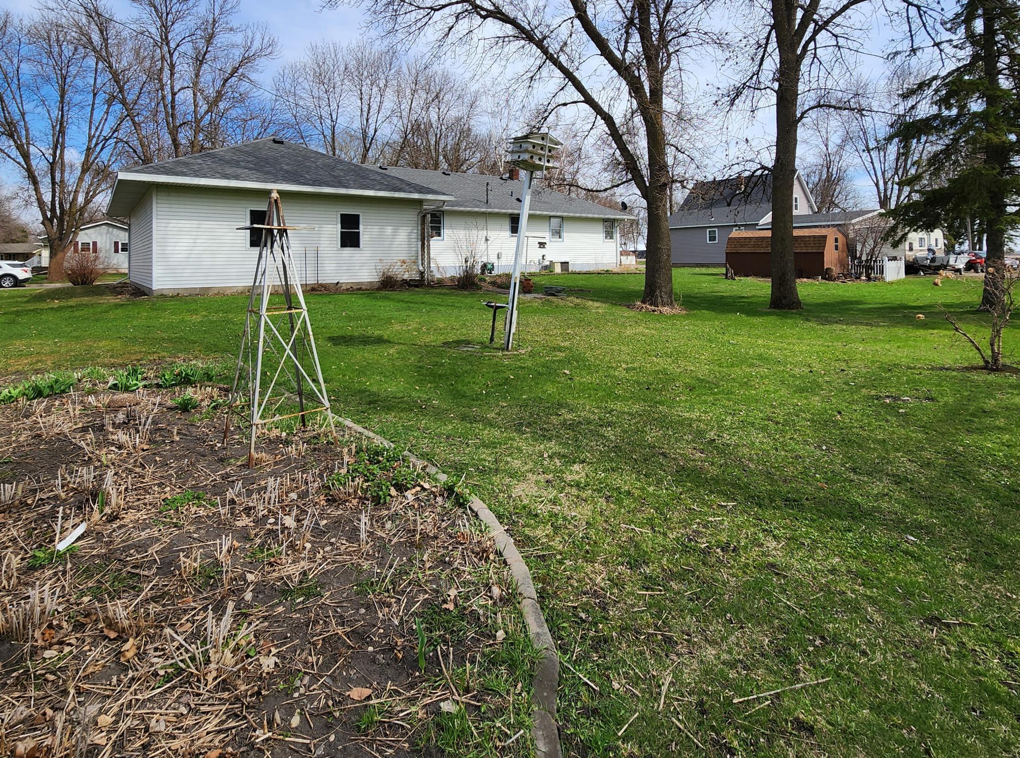101 Elm Grove Ln, Prinsburg, MN 56281