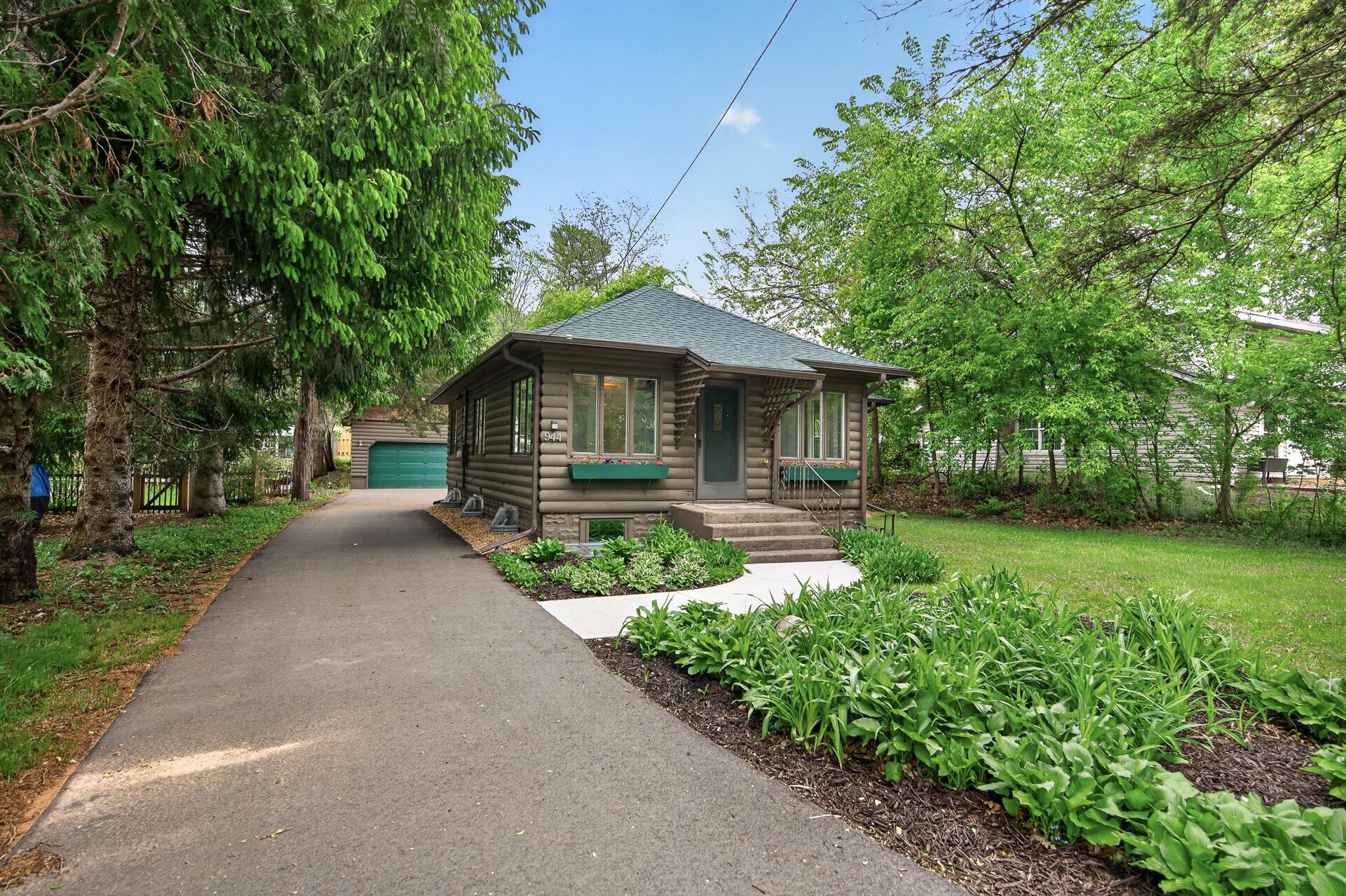 944 Mahtomedi Ave, Mahtomedi, MN 55115