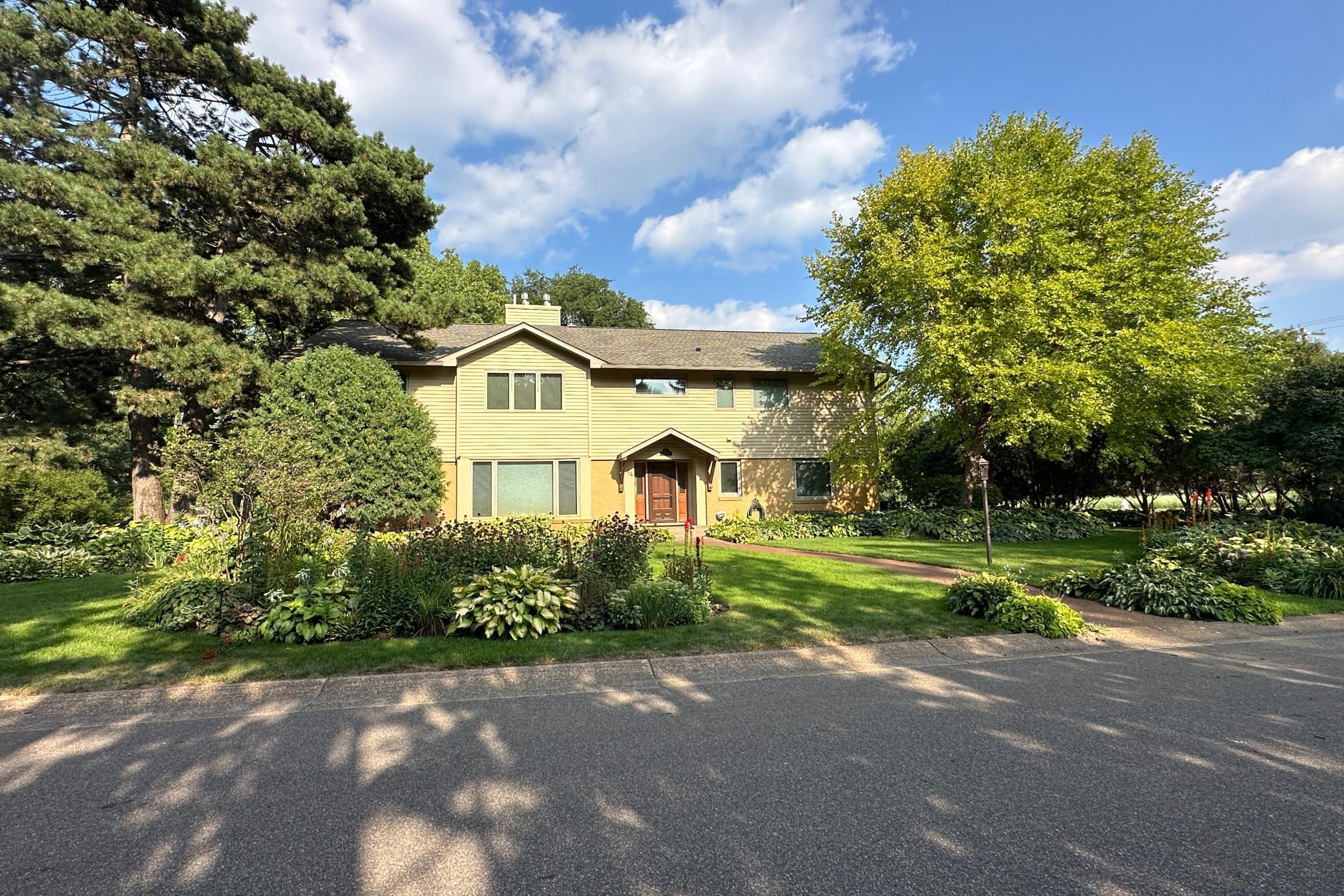 14 Mid Oaks Rd, Roseville, MN 55113