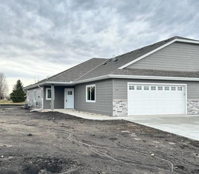 274 Eau Claire Ave SE, Hutchinson, MN 55350