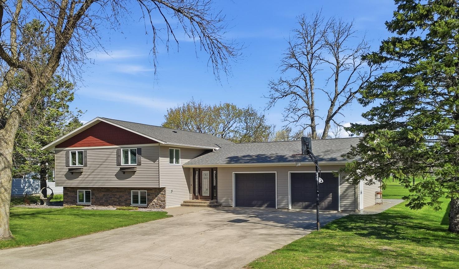 225 10th St SE, Wells, MN 56097