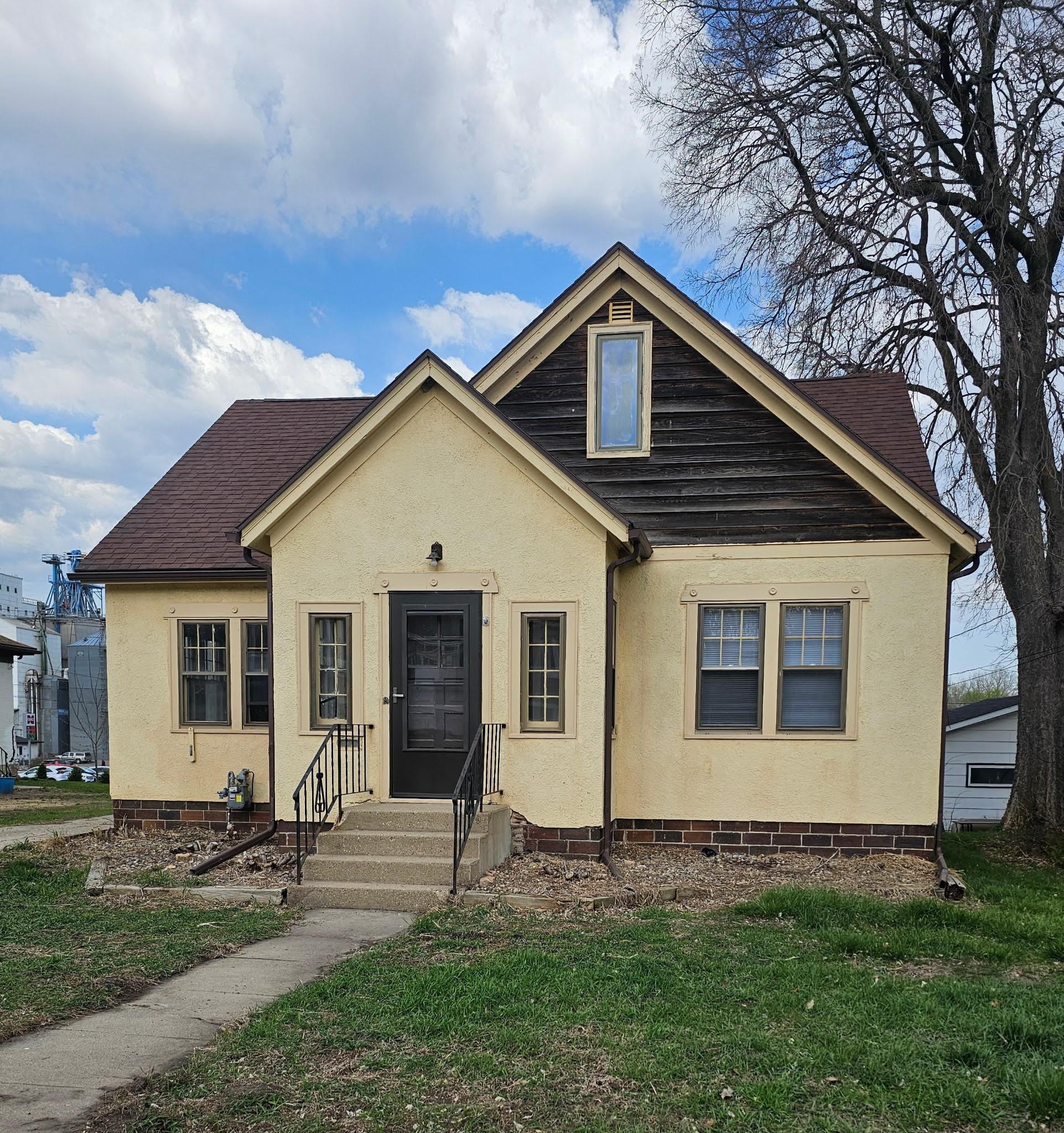 416 N 2nd St, Le Sueur, MN 56058