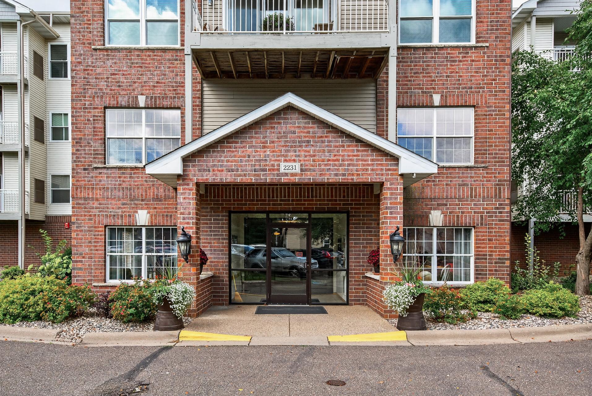 2231 Penn Pl #120, North Saint Paul, MN 55109