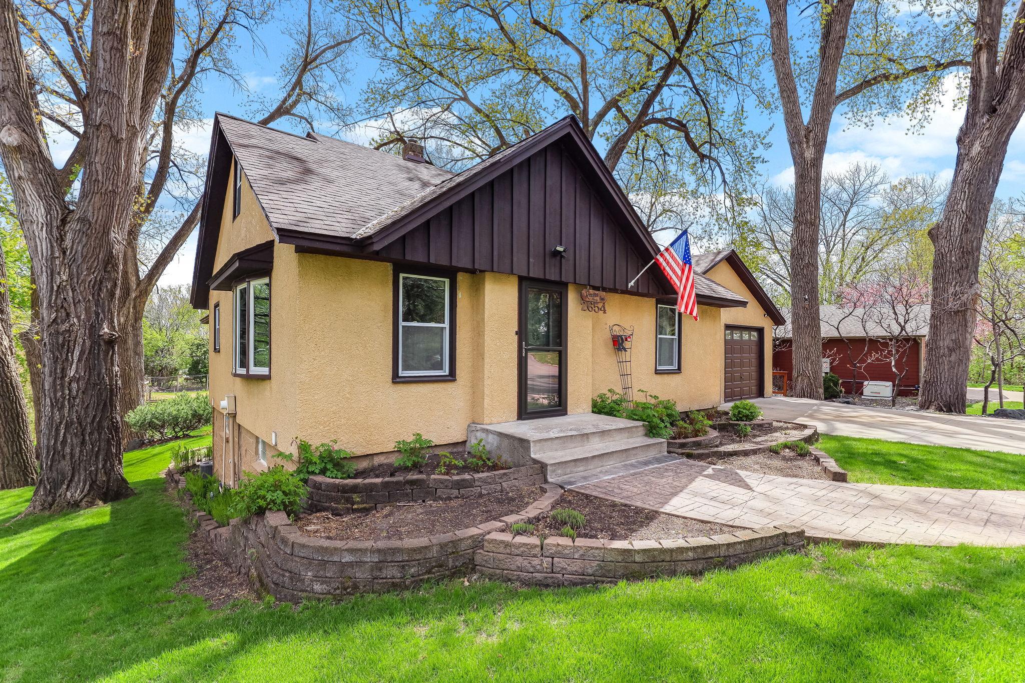2654 Brand Ave E, Maplewood, MN 55119
