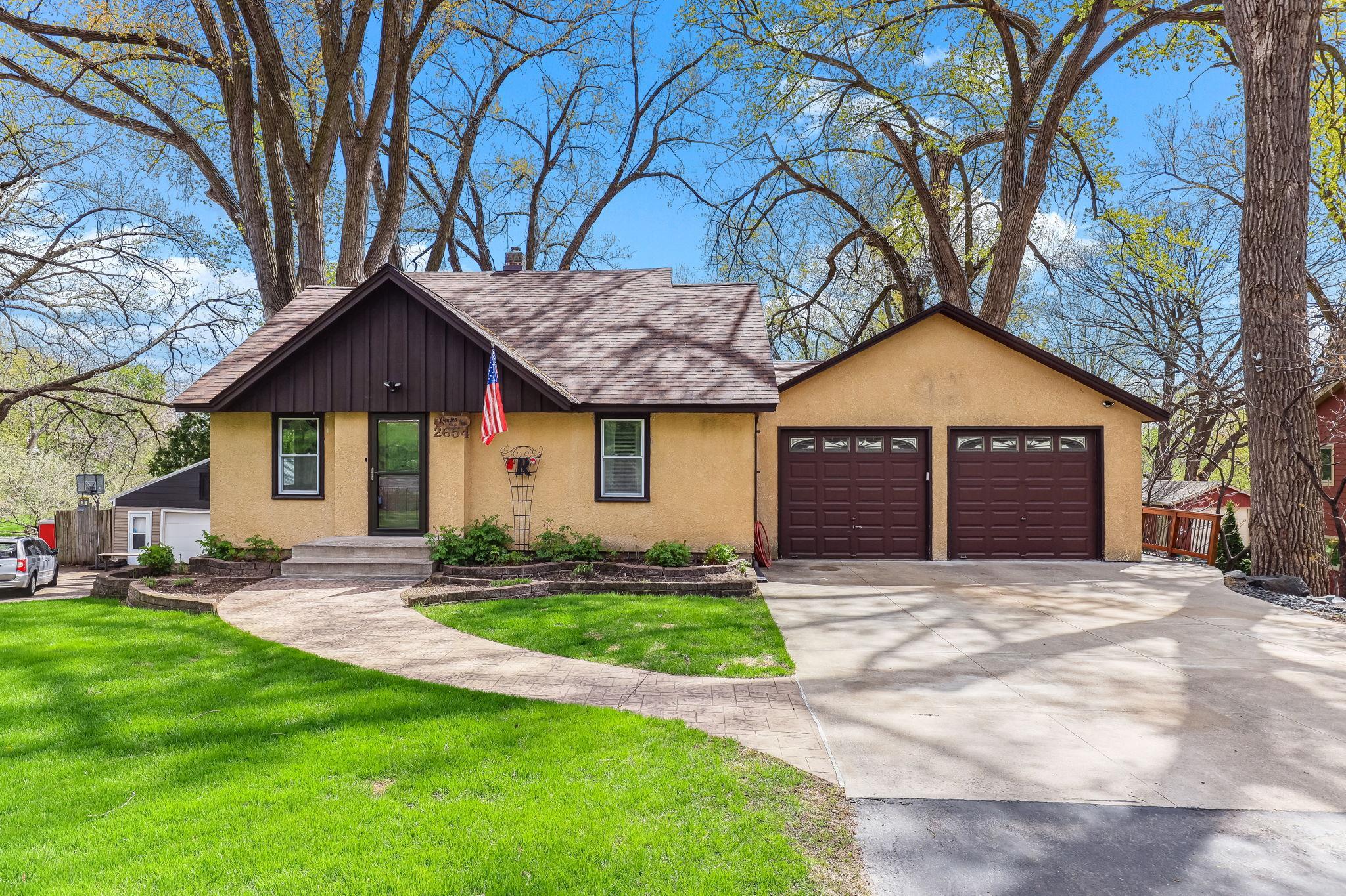 2654 Brand Ave E, Maplewood, MN 55119