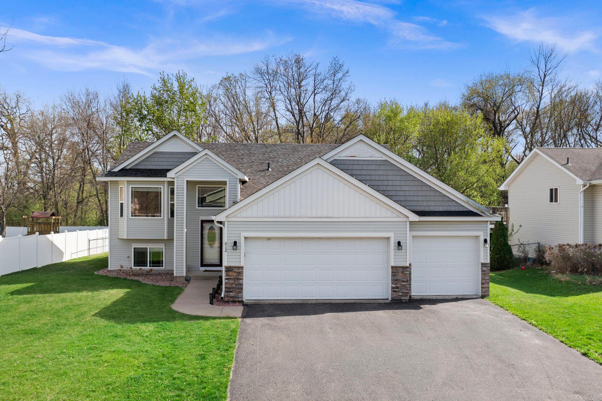 612 6th St N, Montrose, MN 55363