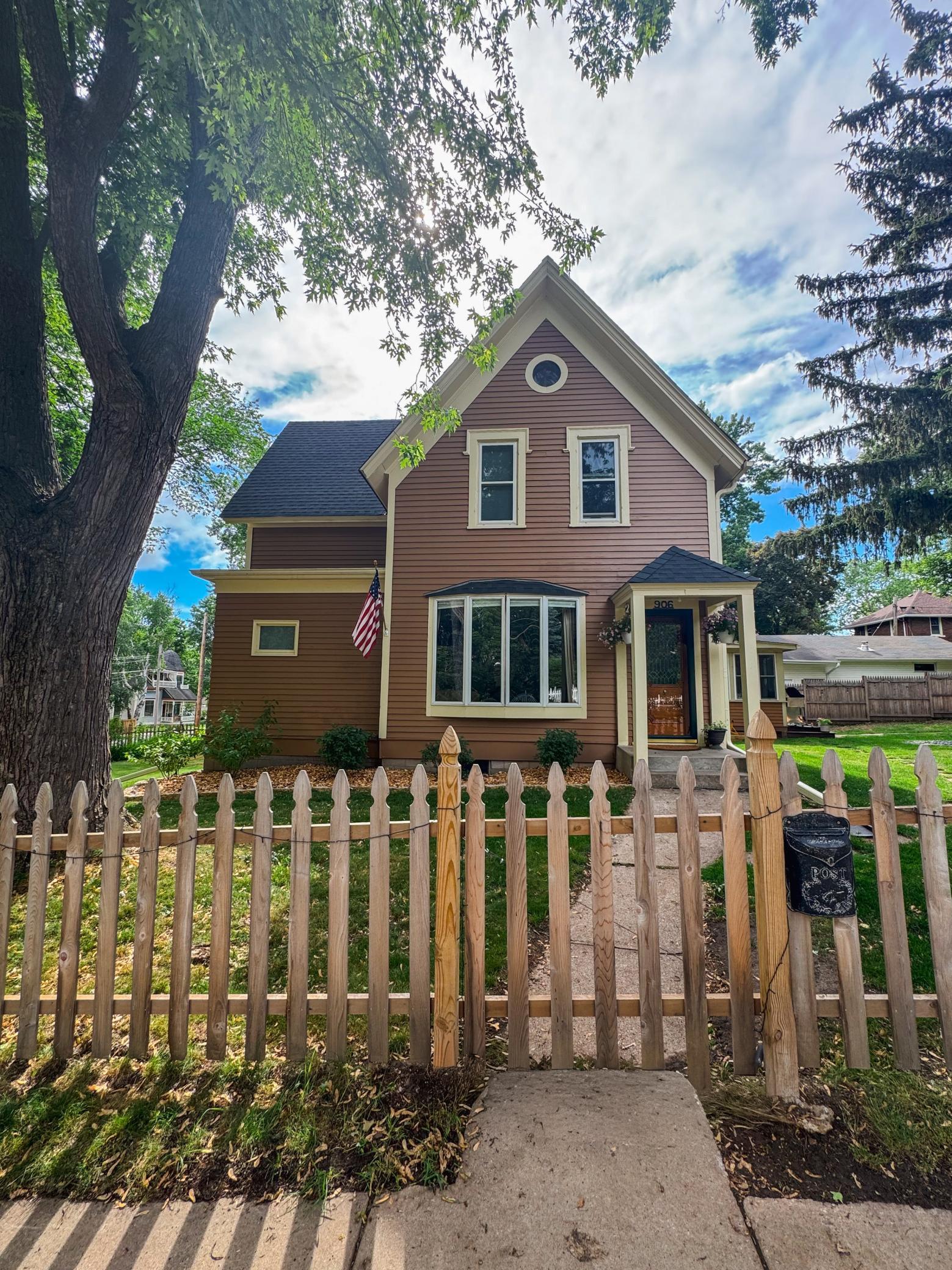 906 4th St N, Stillwater, MN 55082