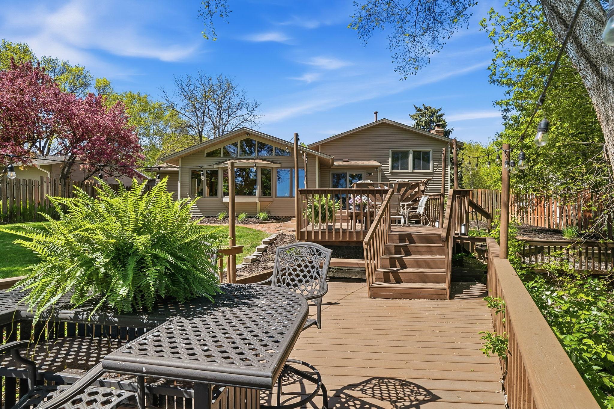 8750 Darnel Rd, Eden Prairie, MN 55344