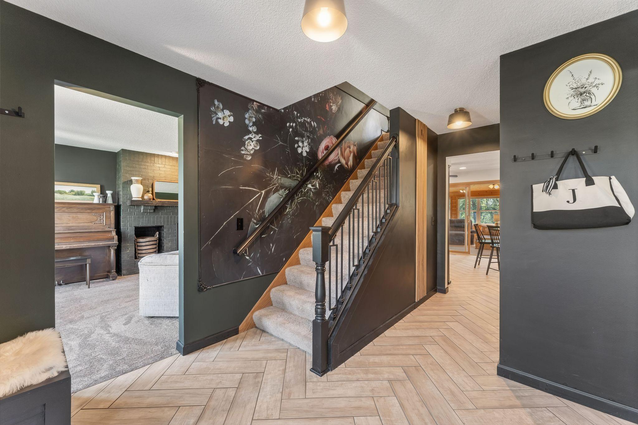 60 Deer Hills Ct, North Oaks, MN 55127