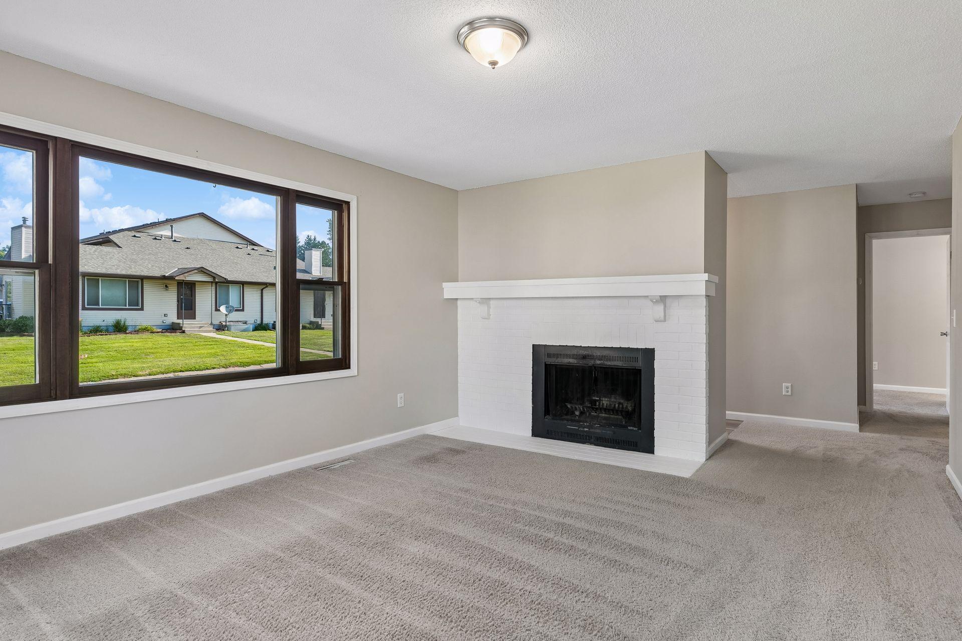 6748 Gretchen Ct N, Oakdale, MN 55128