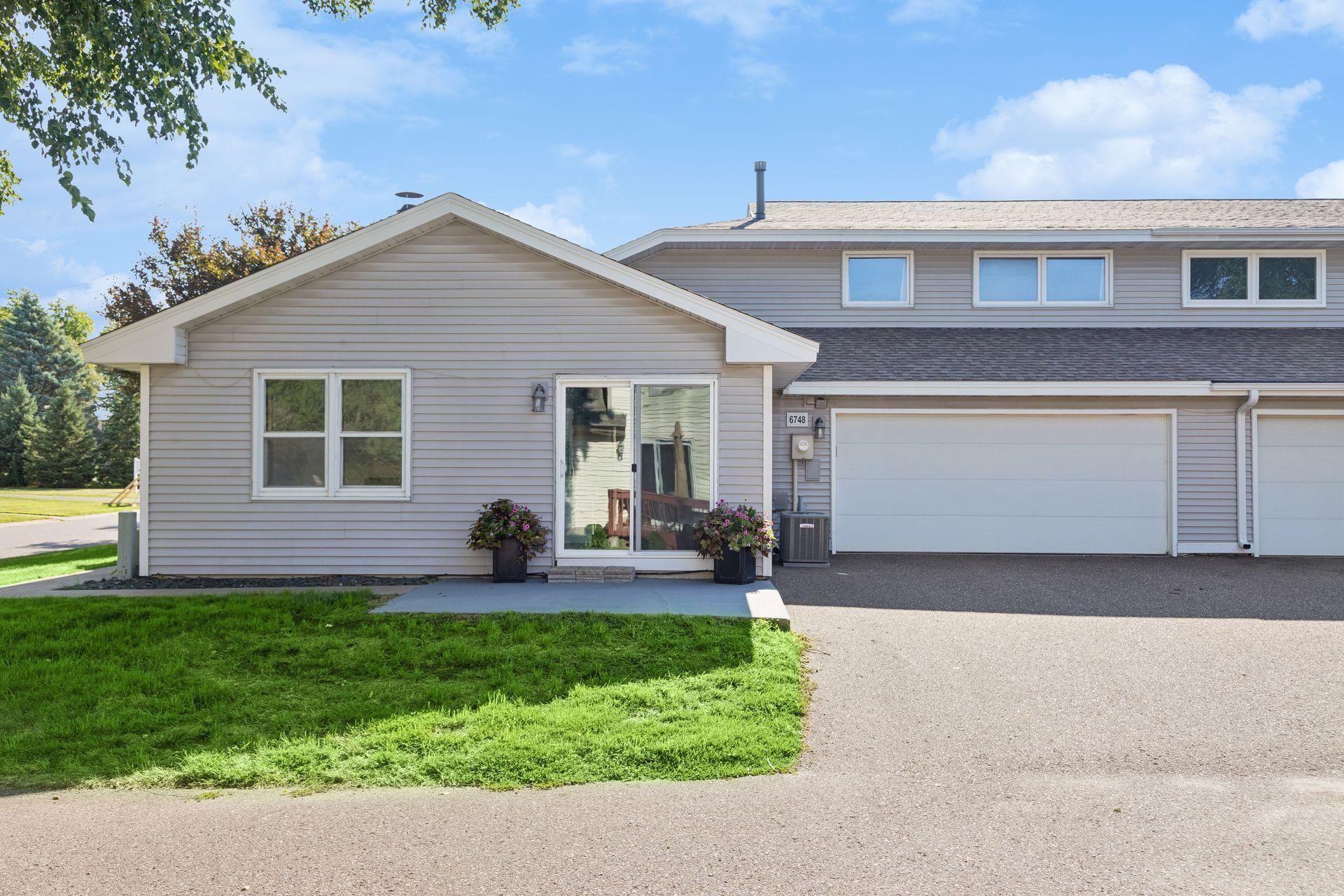 6748 Gretchen Ct N, Oakdale, MN 55128