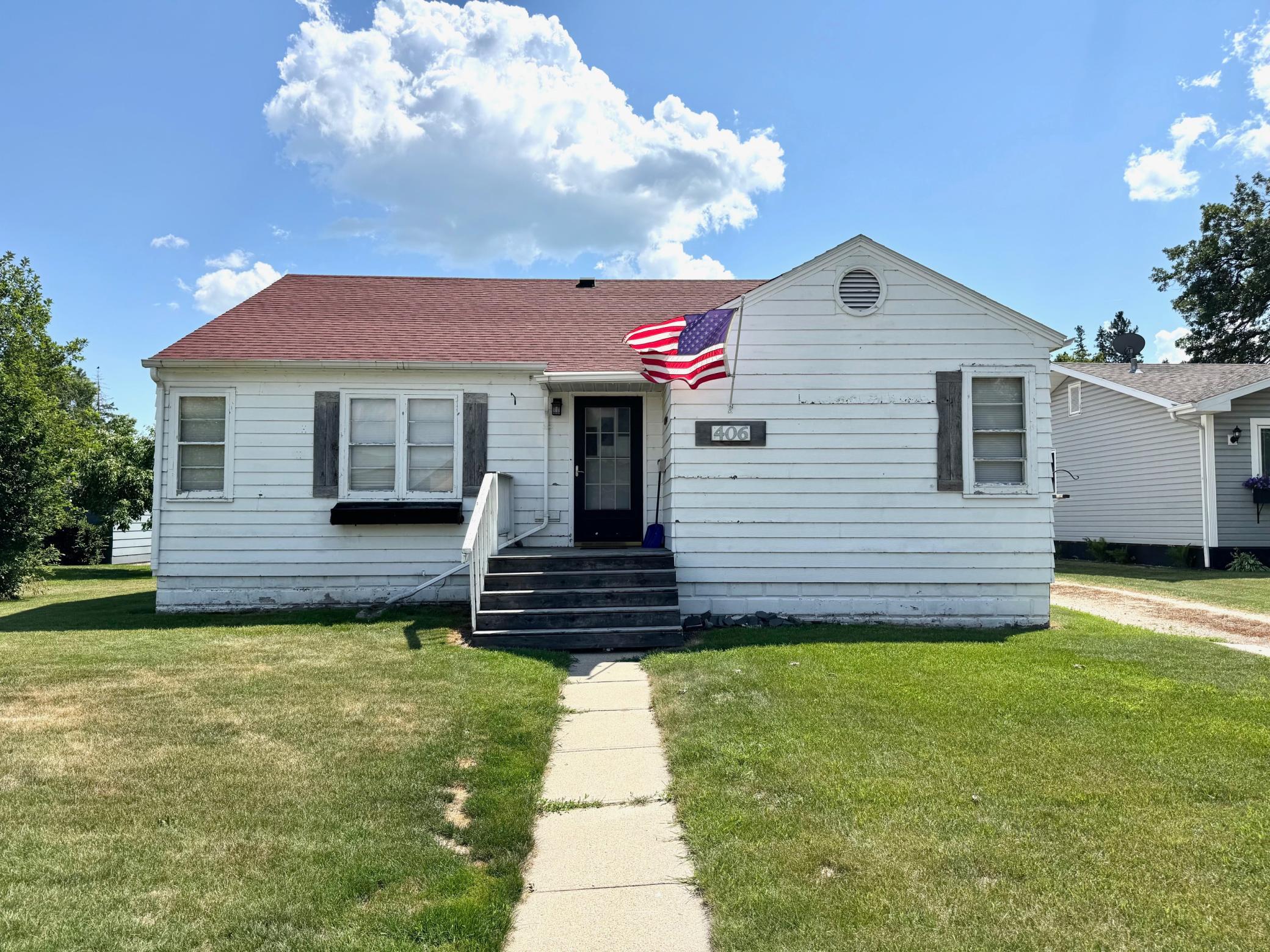 406 3rd St NE, Roseau, MN 56751