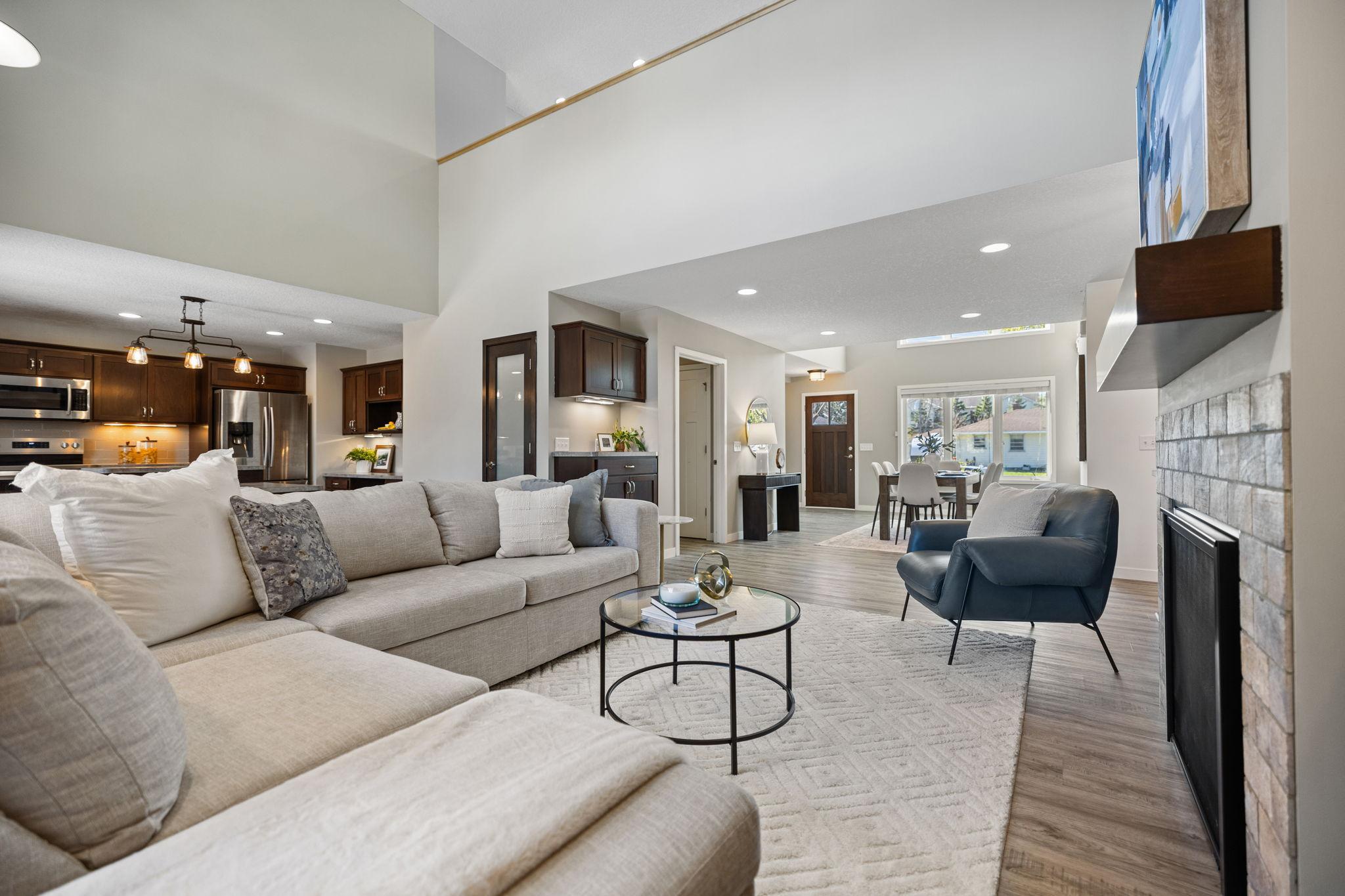 319 Bellwood Ave, Maplewood, MN 55117