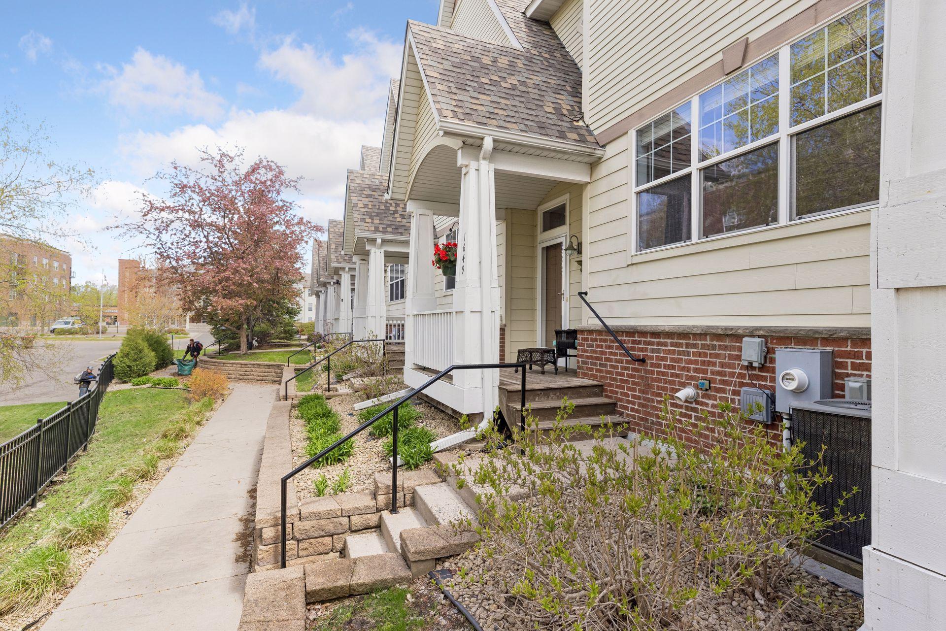1649 Arona St #6, Falcon Heights, MN 55108