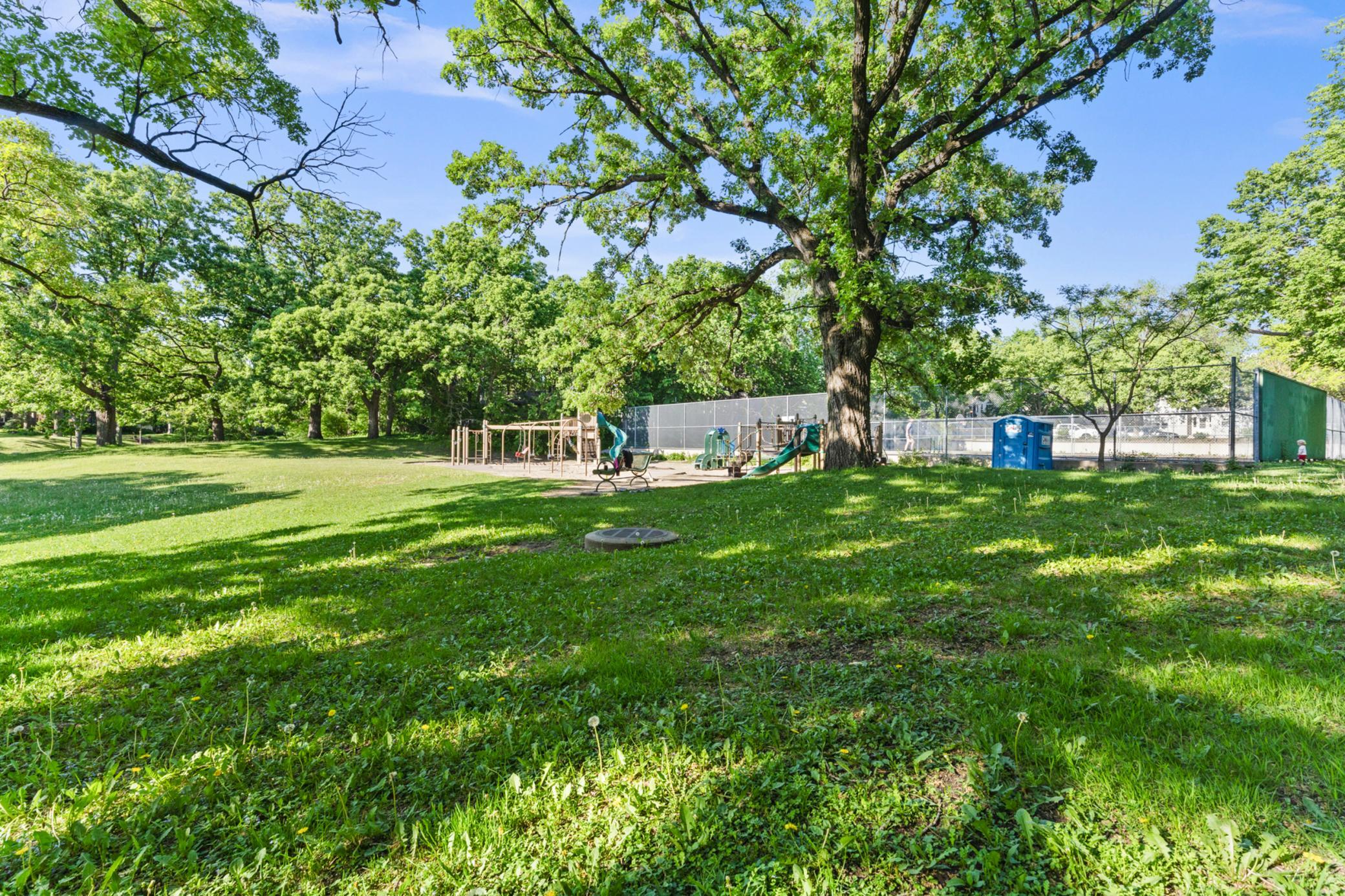 1411 Chelmsford St, Saint Paul, MN 55108