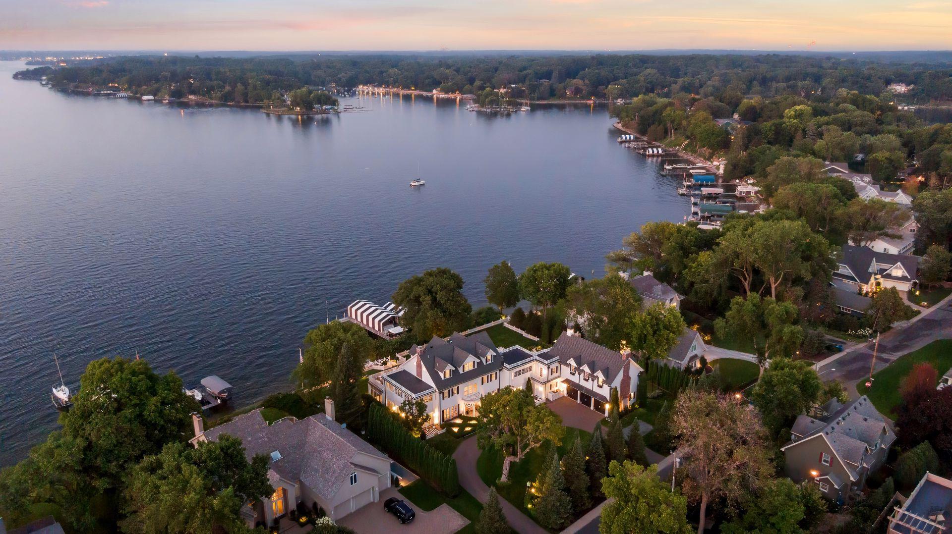 20100 Lakeview Ave, Deephaven, MN 55331