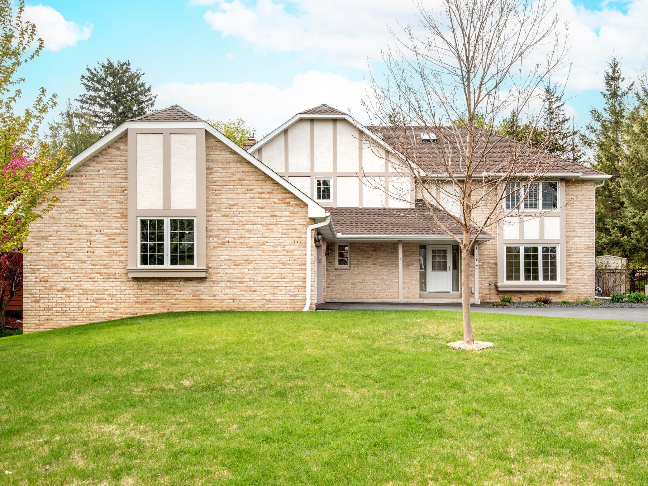1009 Stratford Rd, Mendota Heights, MN 55118
