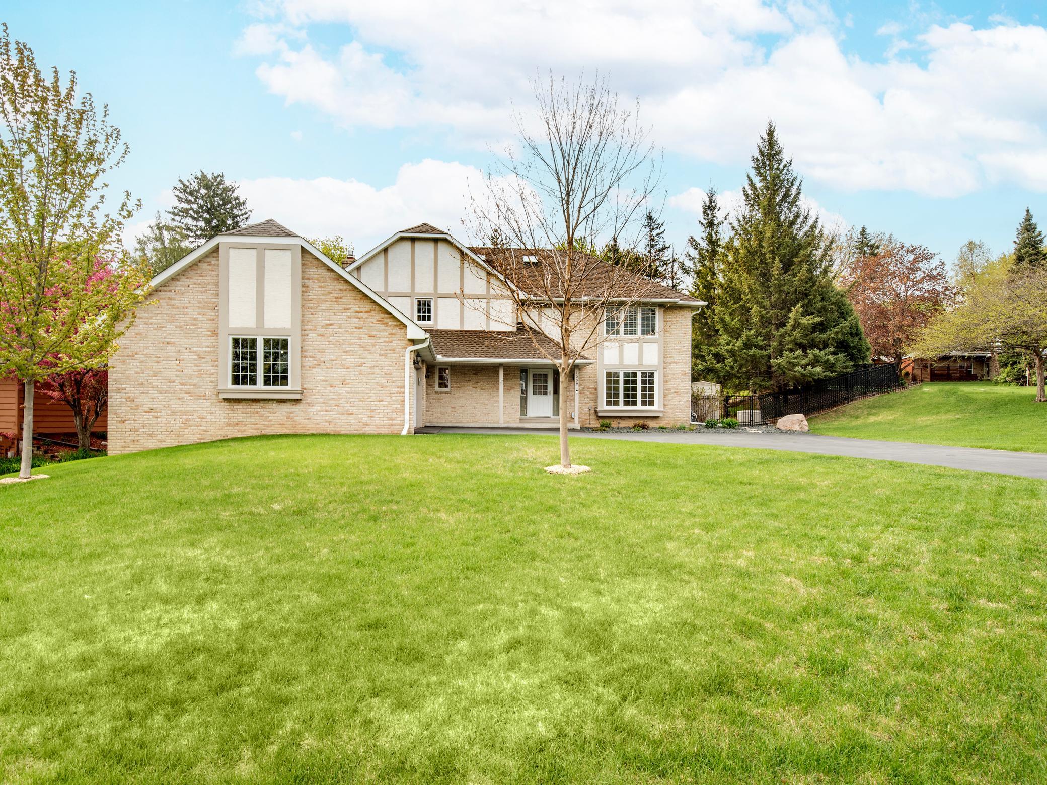 1009 Stratford Rd, Mendota Heights, MN 55118