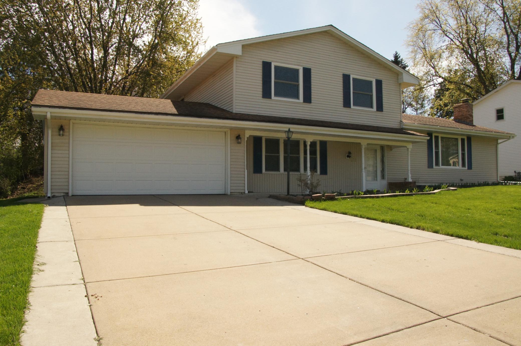 746 Belmont Ln E, Maplewood, MN 55117