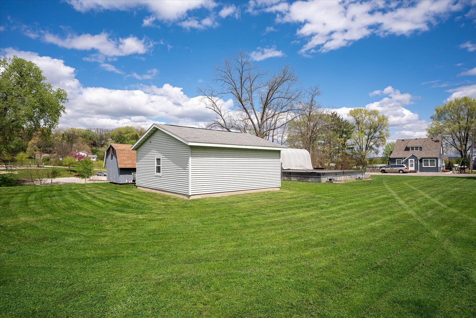 421 Walnut Pl, La Crescent, MN 55947