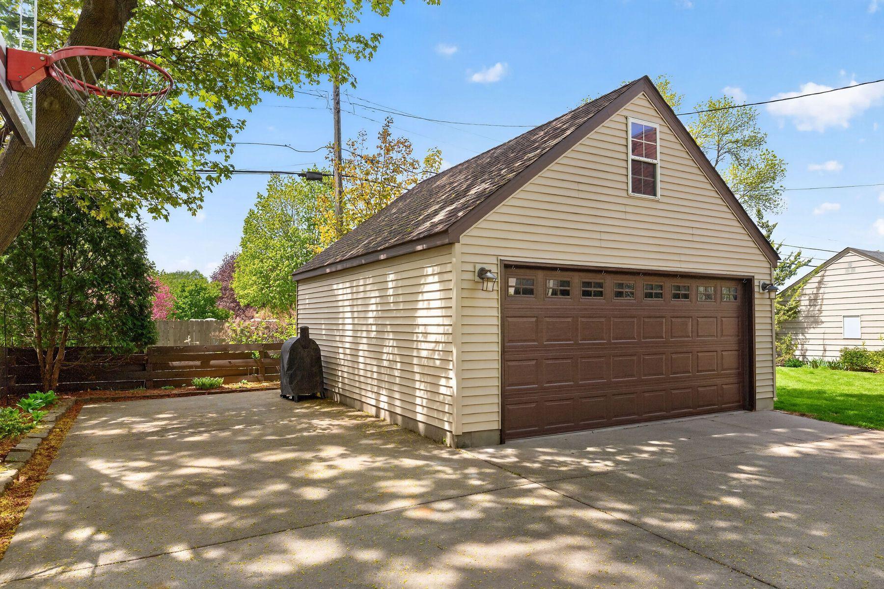 933 Delaware Ave, Mendota Heights, MN 55118