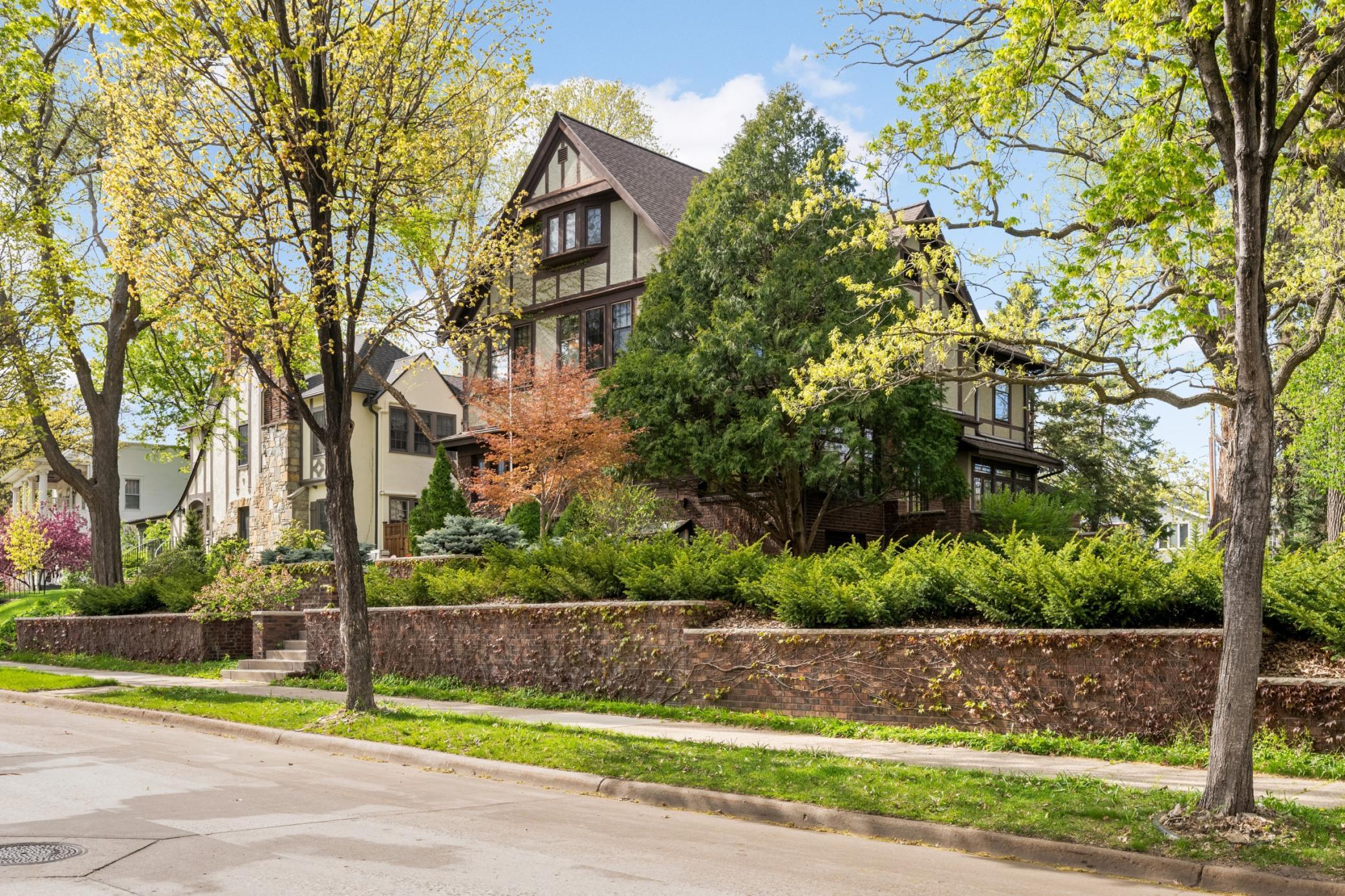 2418 W 22nd St, Minneapolis, MN 55405