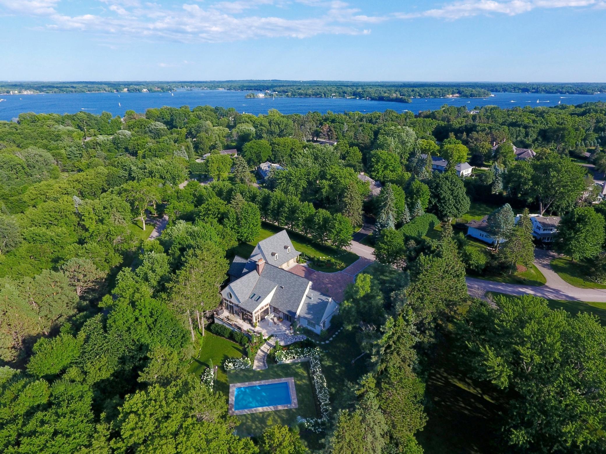 325 Highcroft Ln, Wayzata, MN 55391