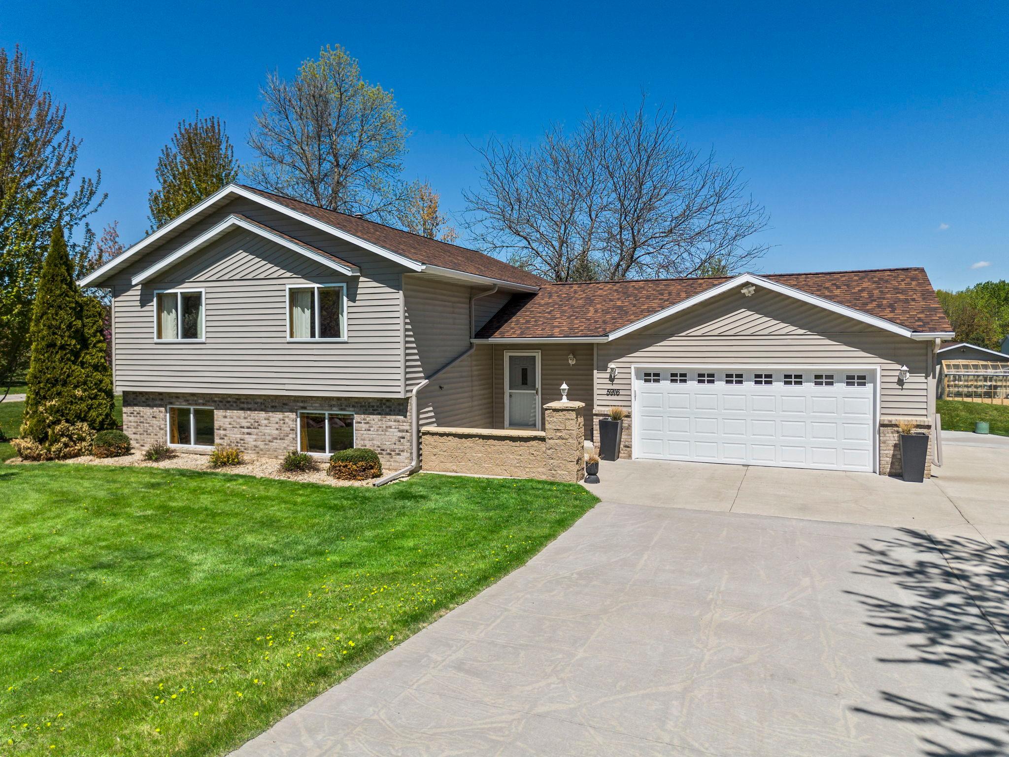 5916 Galaxy Rd, Saint Augusta, MN 56301