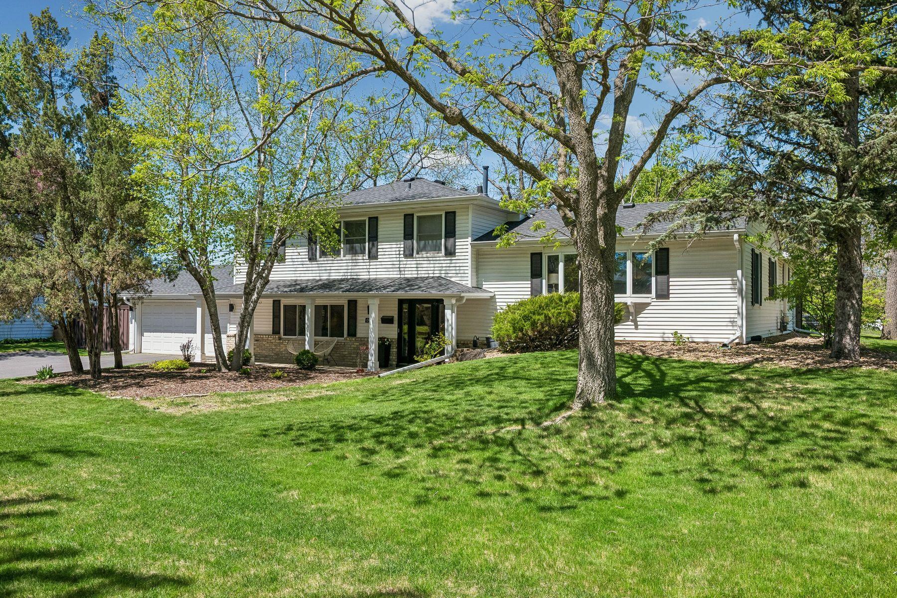 8910 23rd Ave N, Golden Valley, MN 55427