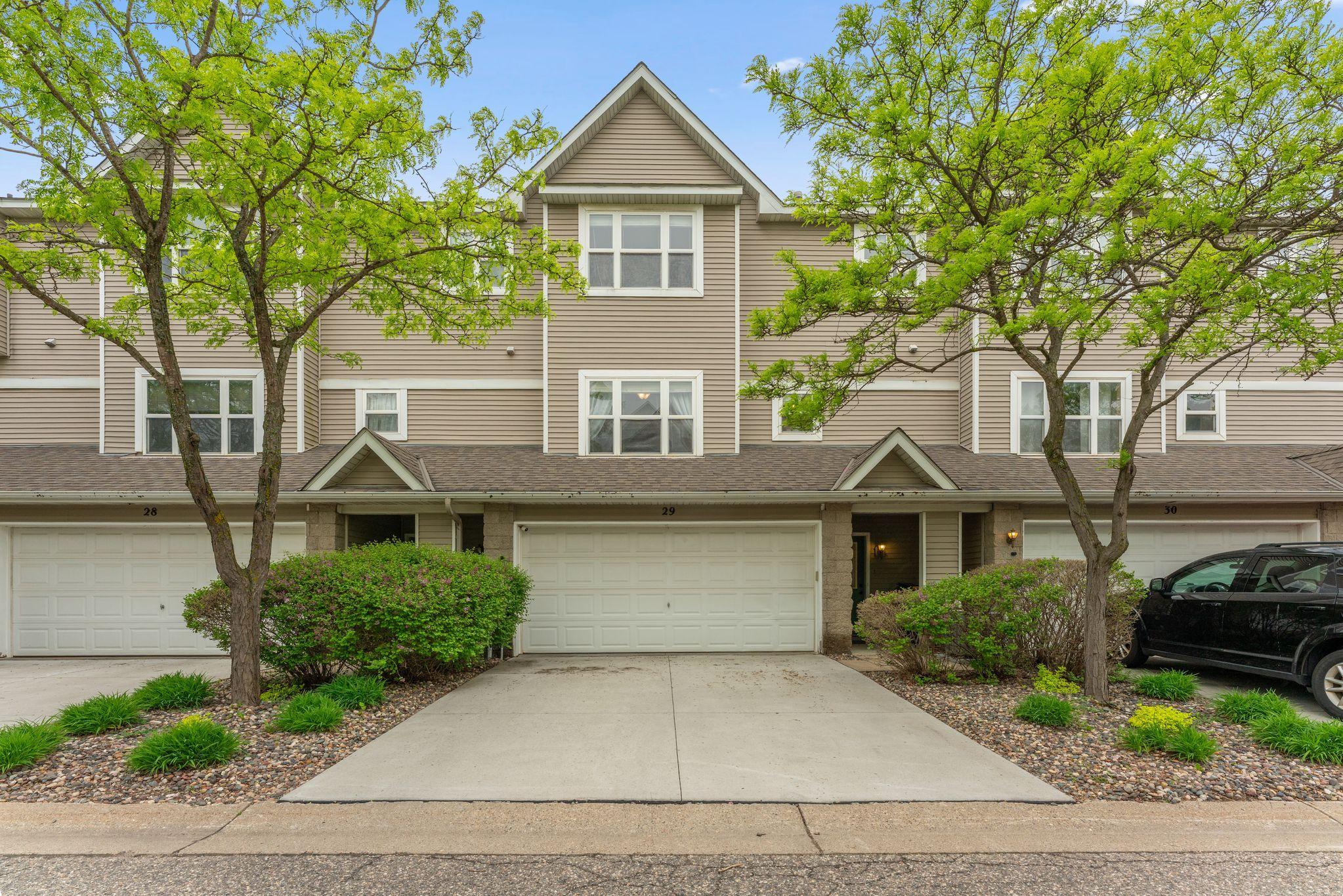 29 River Bend Pl, Chaska, MN 55318