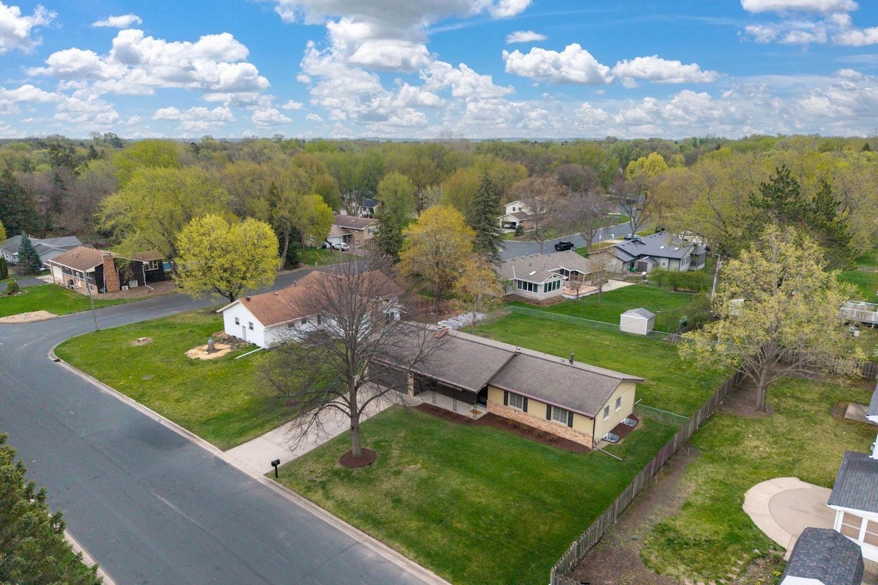 3009 W 100th St, Bloomington, MN 55431