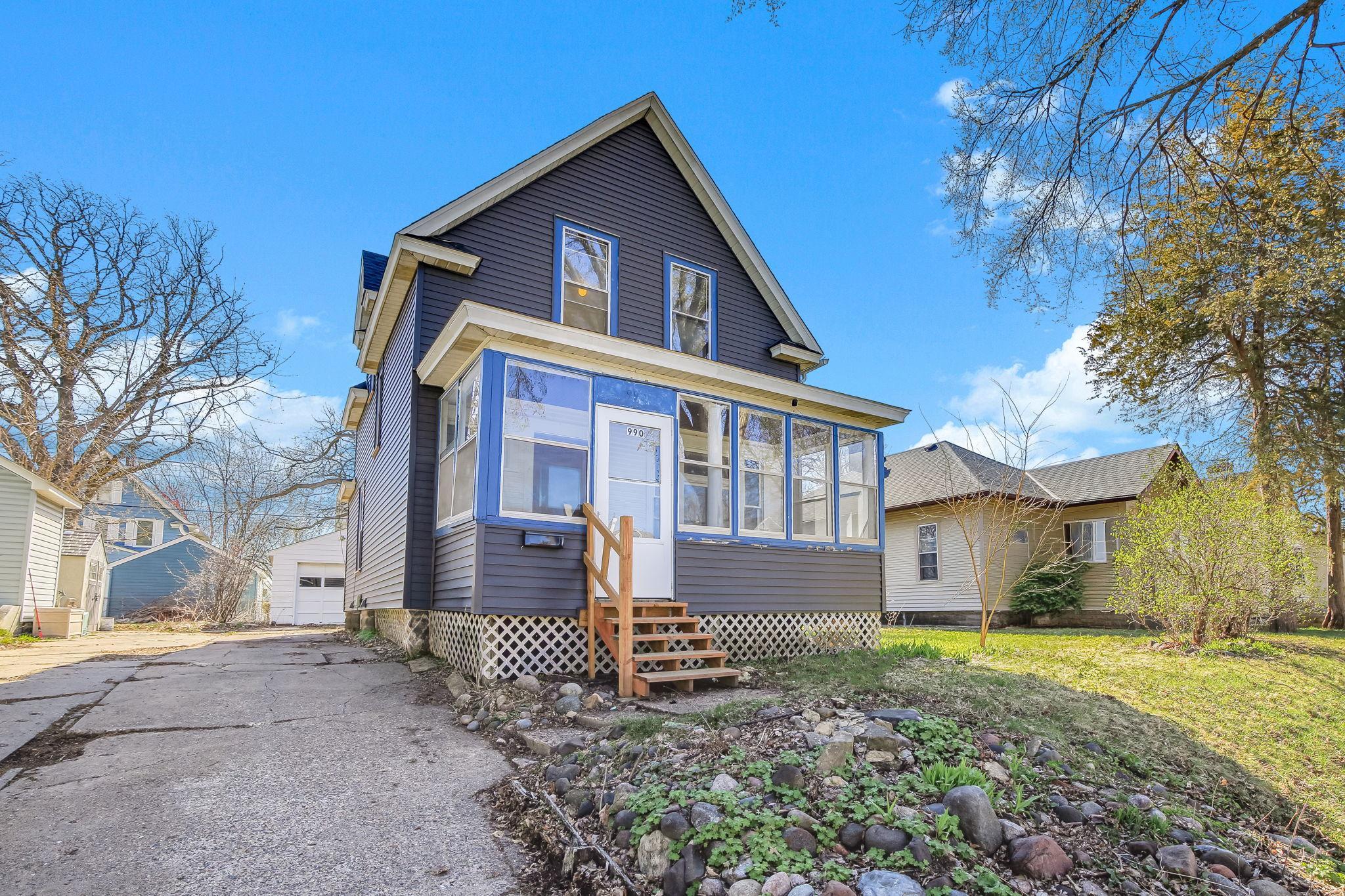990 Como Pl, Saint Paul, MN 55103