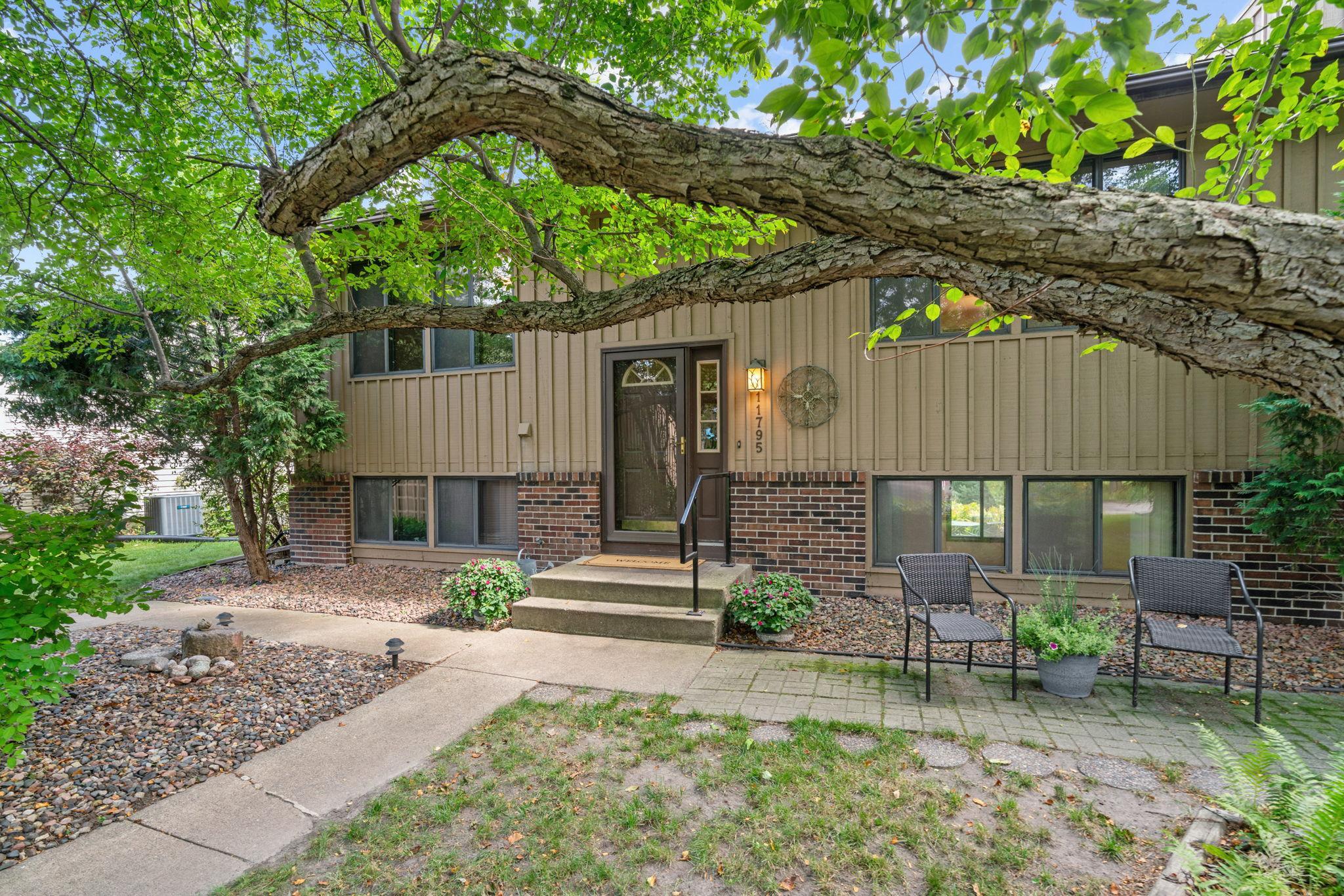 11795 Red Fox Dr, Maple Grove, MN 55369