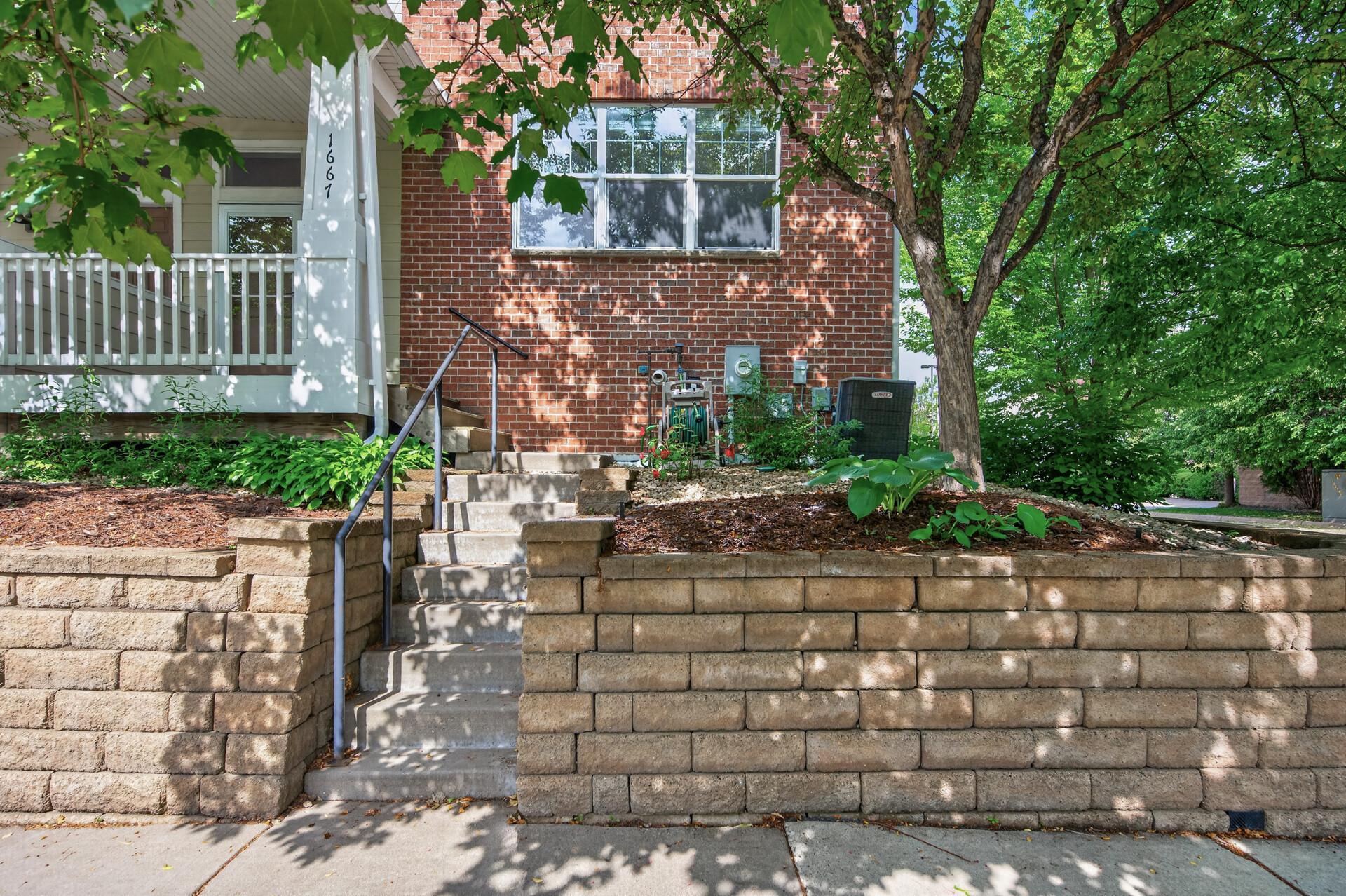 1667 Arona St #8, Falcon Heights, MN 55108