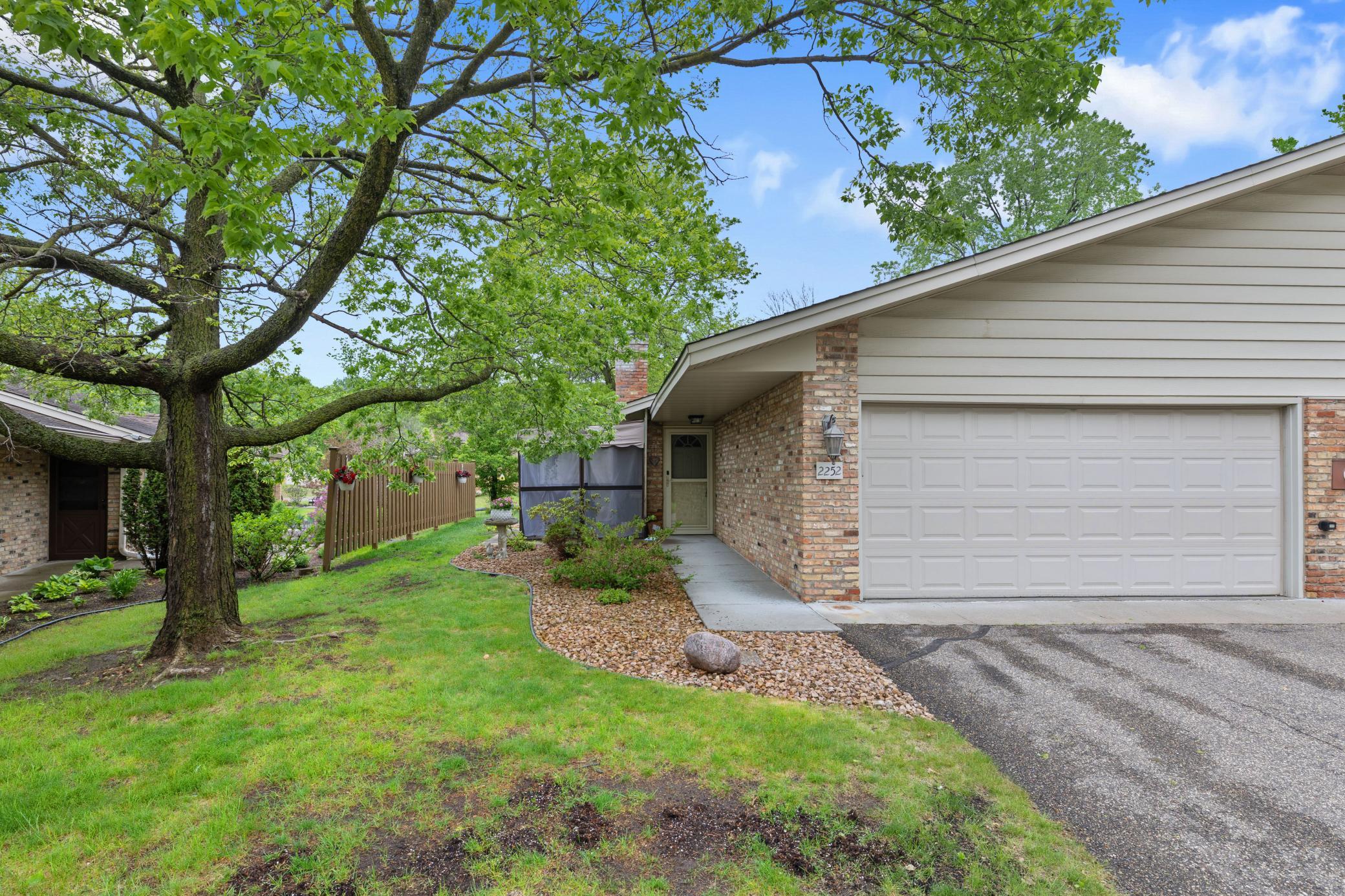 2252 Country Ln, Minnetonka, MN 55305