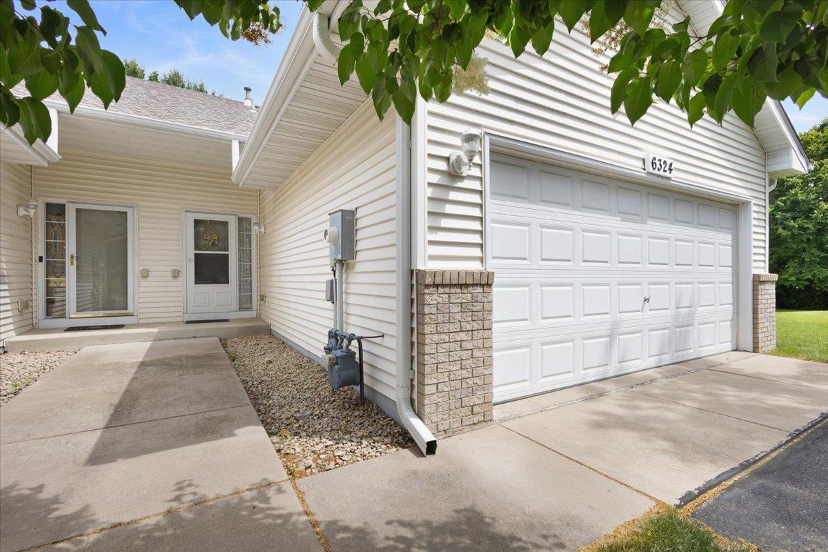 6324 Cavell Ct, Brooklyn Park, MN 55428
