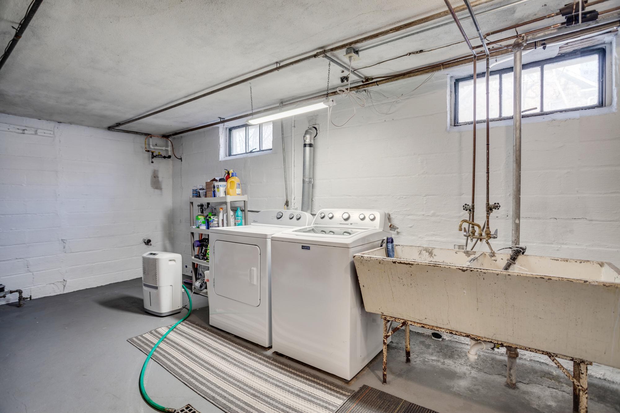 1949 E River Ter, Minneapolis, MN 55414